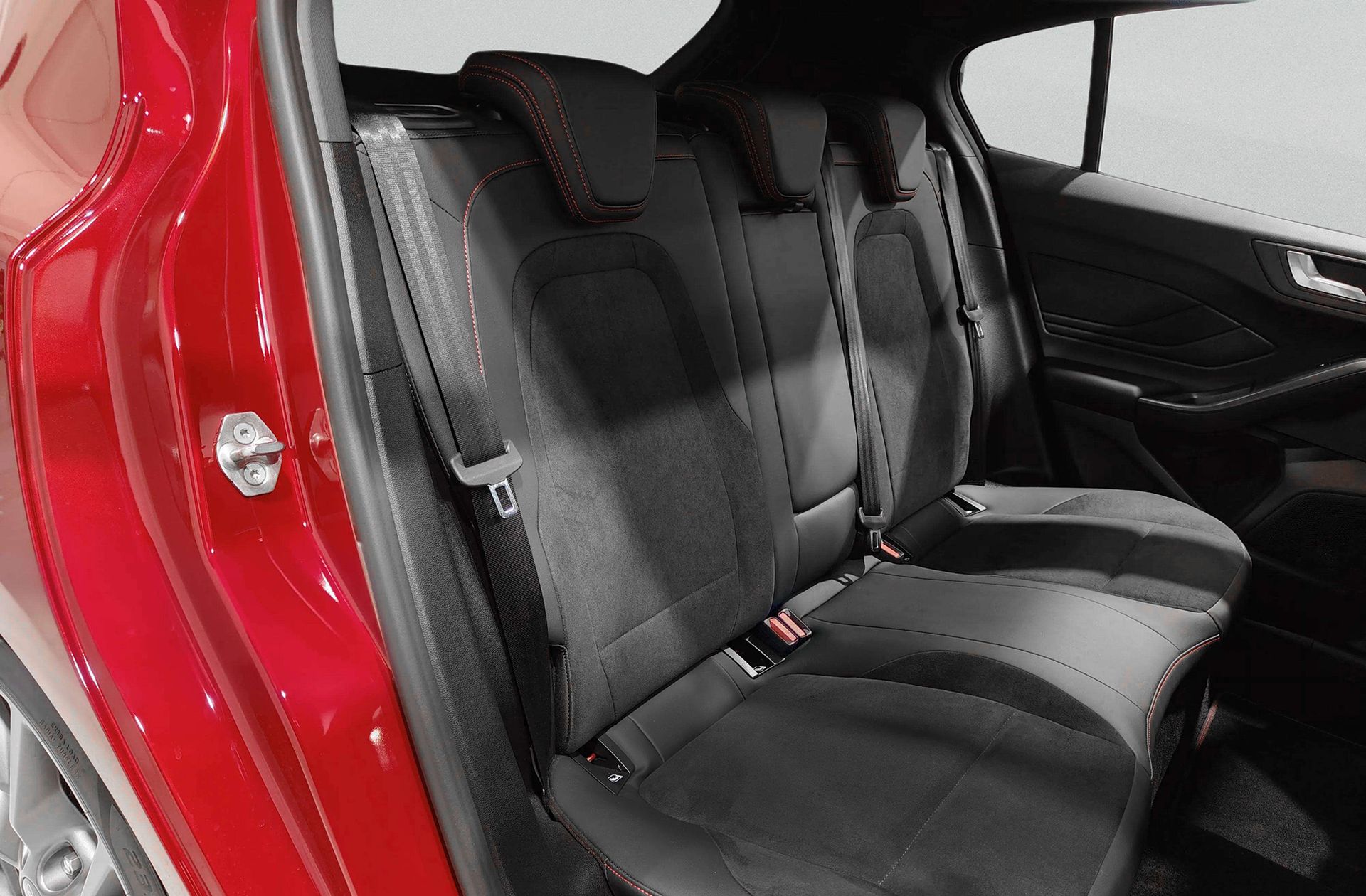 Ford Focus 2.3 EcoBoost ST - foto 24