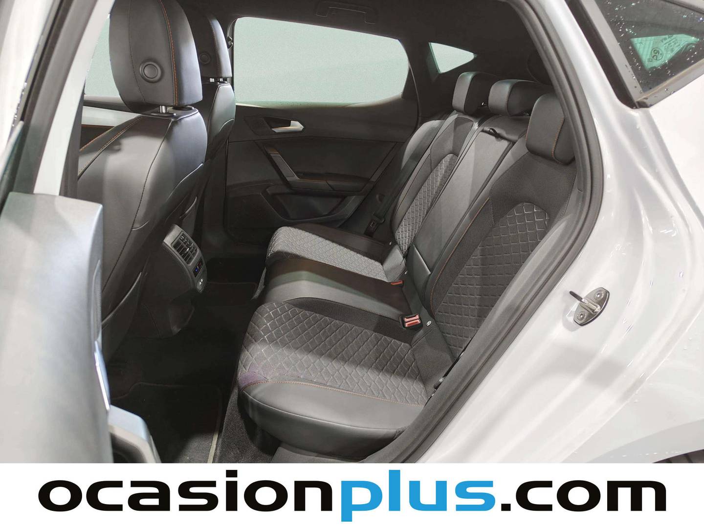 Foto asientos traseros Seat León Seat León 1.0 eTSI S&S FR 25 Aniversario DSG (110 CV)