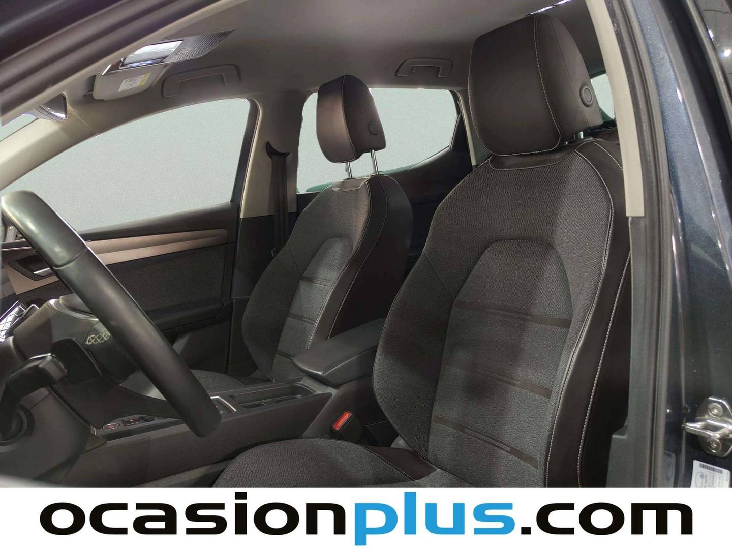 Foto asientos traseros Seat León Seat León 1.5 eTSI S&S Xcellence Launch Pack M DSG-7 (150 CV)
