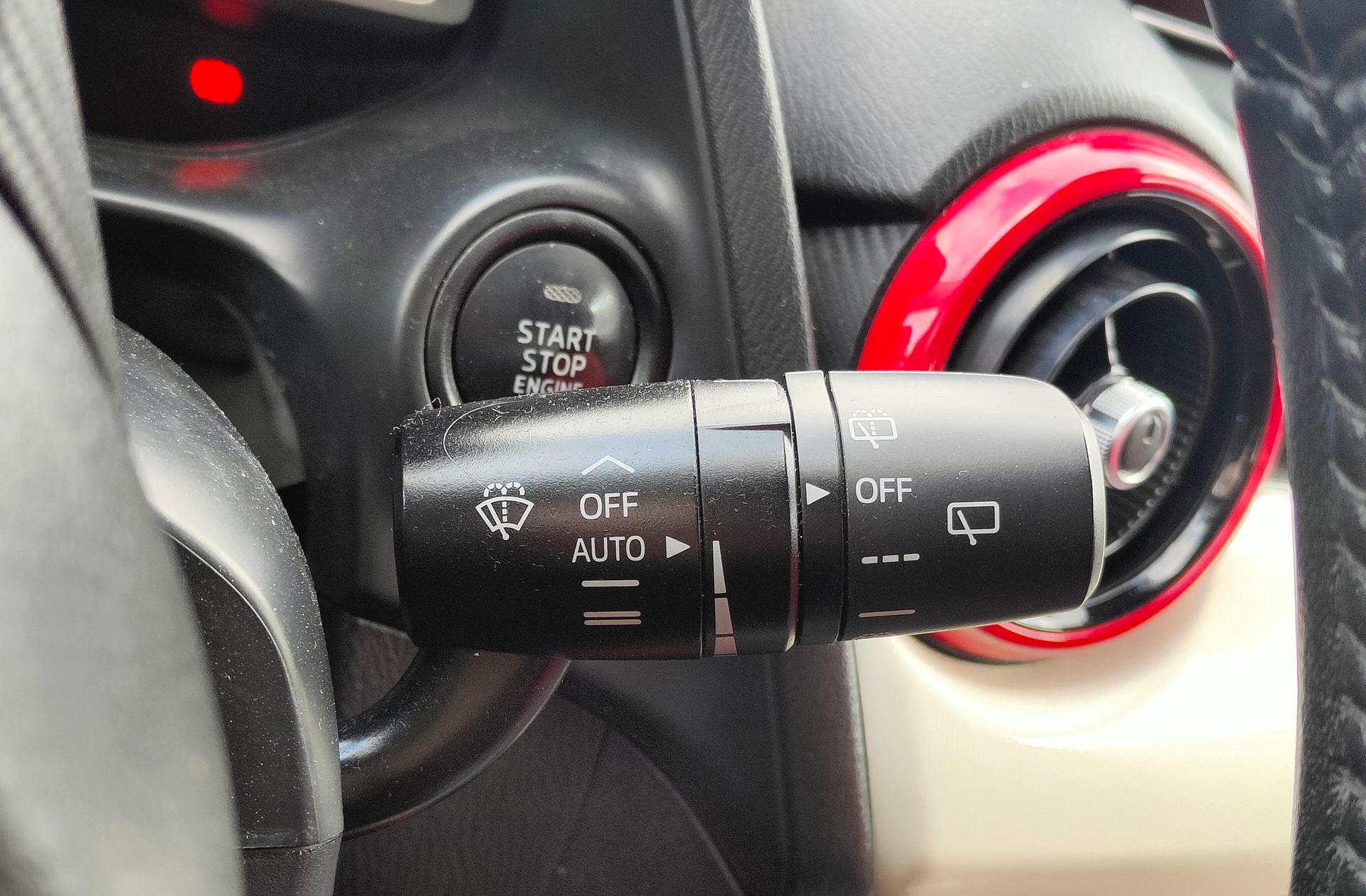 Mazda Mazda2 1.5 GE Style+ Confort Red - foto 24