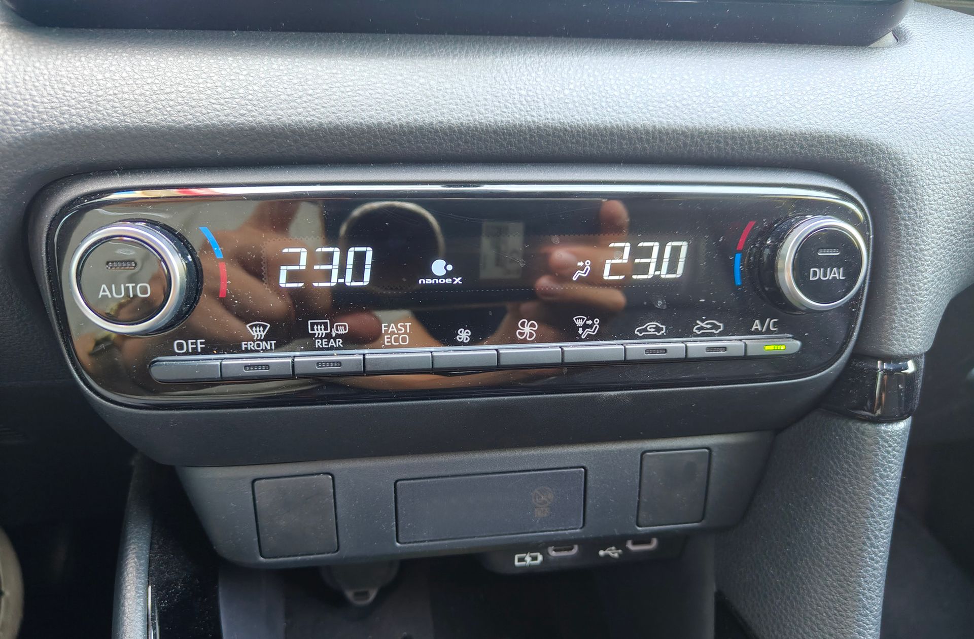 Toyota Yaris 120H Style - foto 30