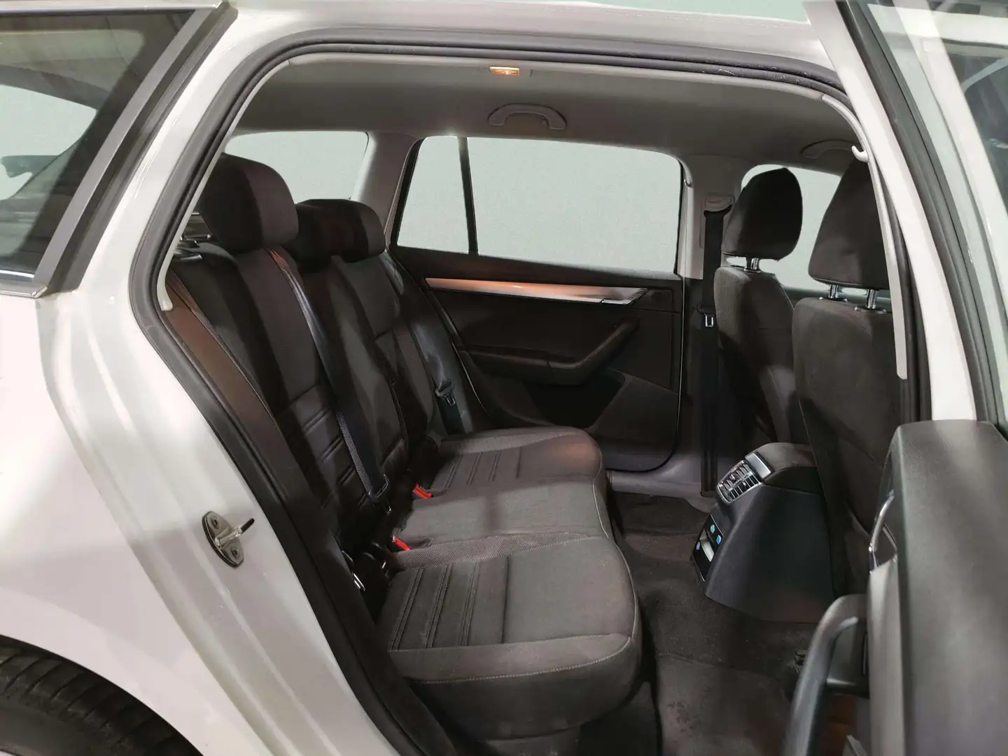 Foto Skoda Octavia Skoda Octavia Combi 1.6 TDI CR Ambition (115 CV)