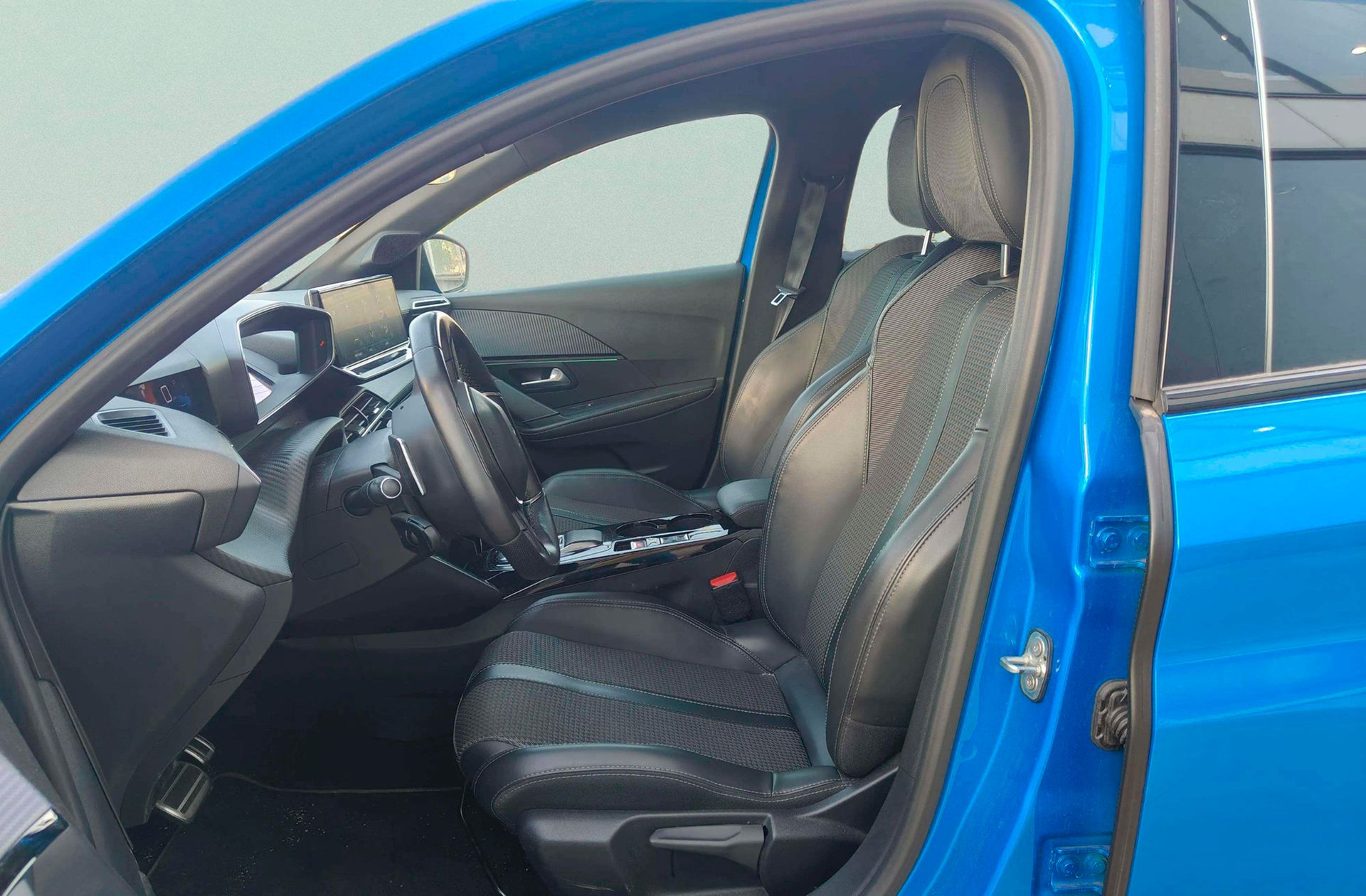 Peugeot 208 PureTech 100 GT EAT8 - foto 11