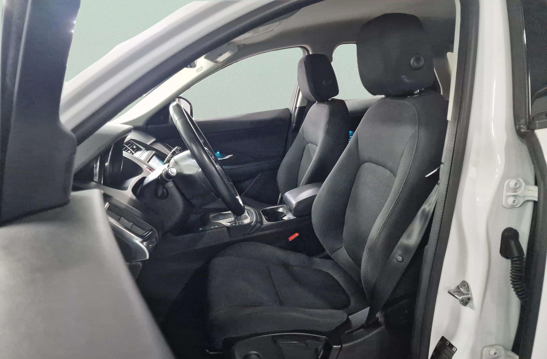 Jaguar E-Pace 2.0D 4WD - foto 11