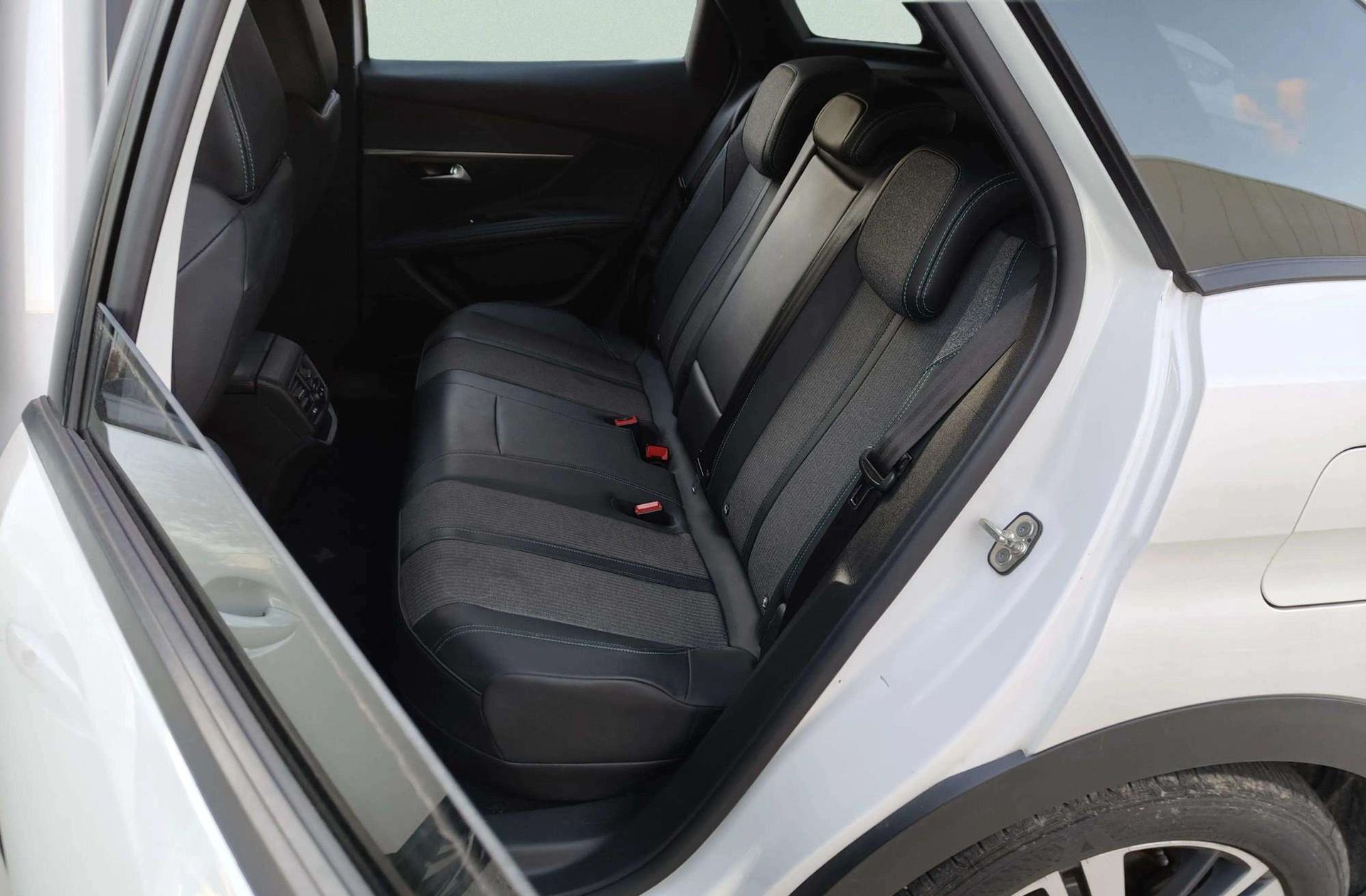 Peugeot 3008 300 Allure Pack e-EAT8 - foto 12