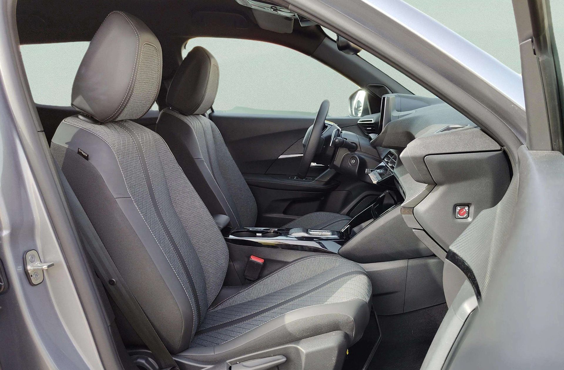 Peugeot 2008 Allure Hybrid eDCS6 - foto 18