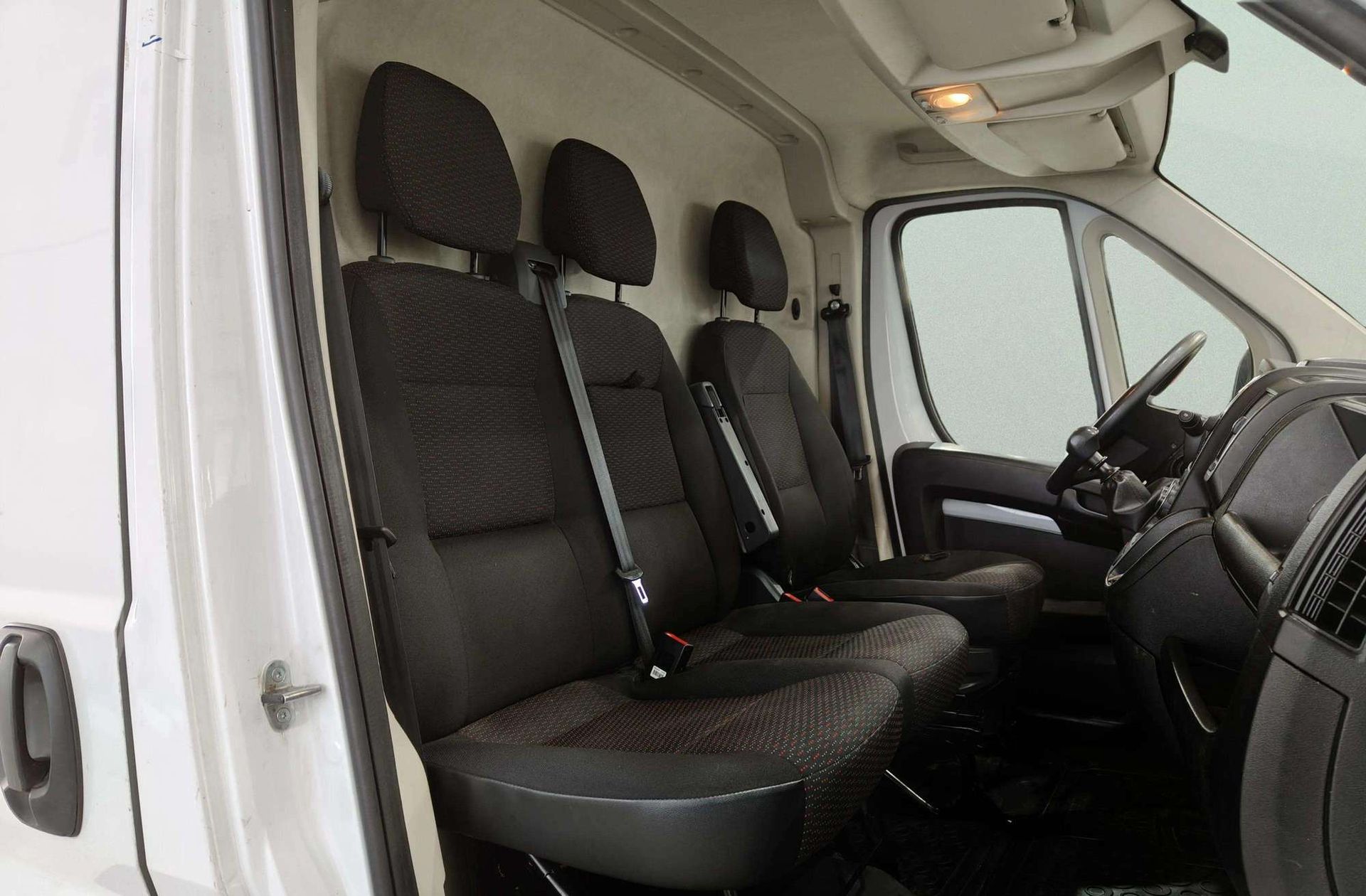 Peugeot Boxer Furgon BlueHDi 140 Pack 335 L2H2 - foto 14
