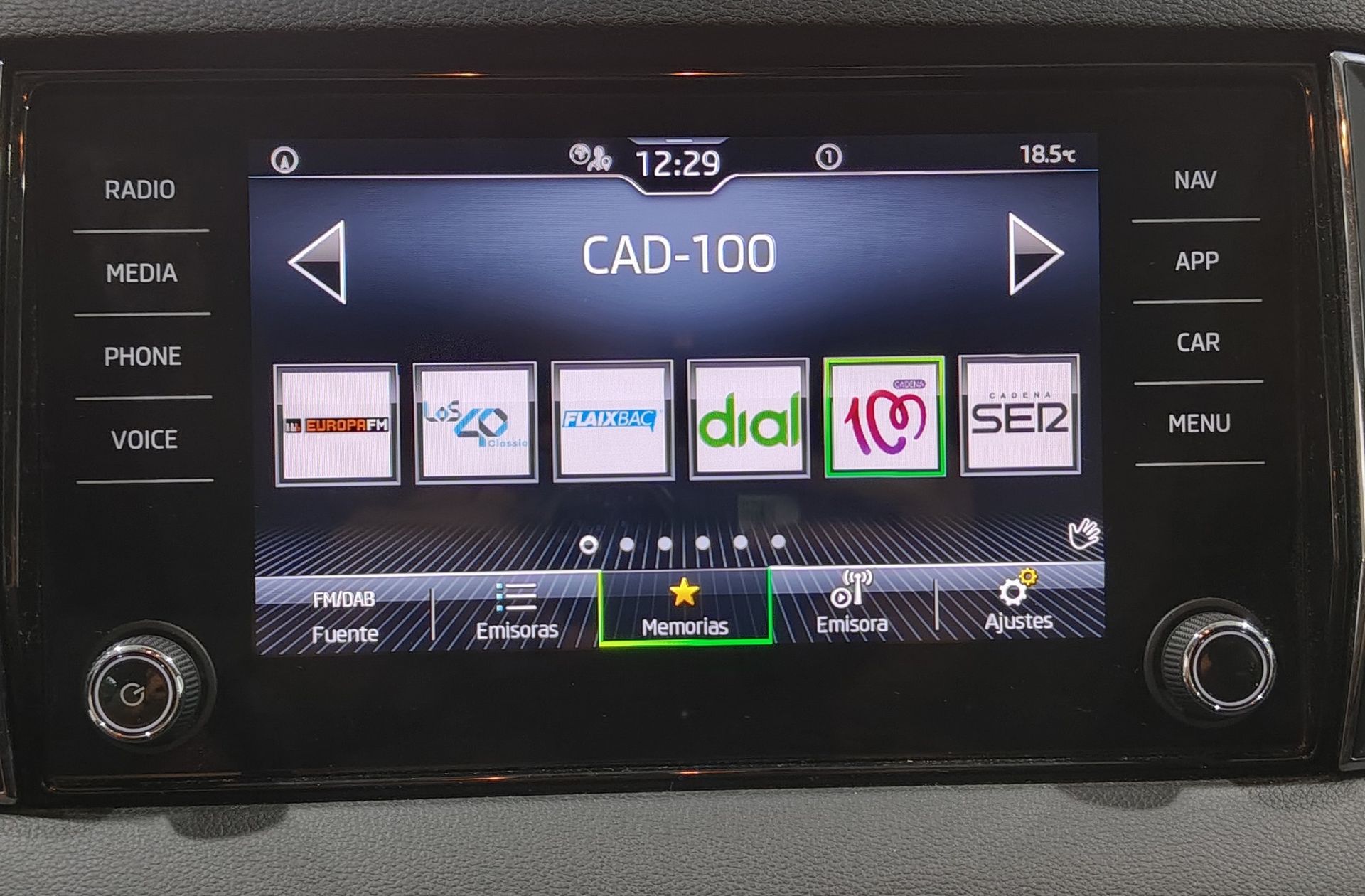 Škoda Karoq 2.0 TDI Selection - foto 32