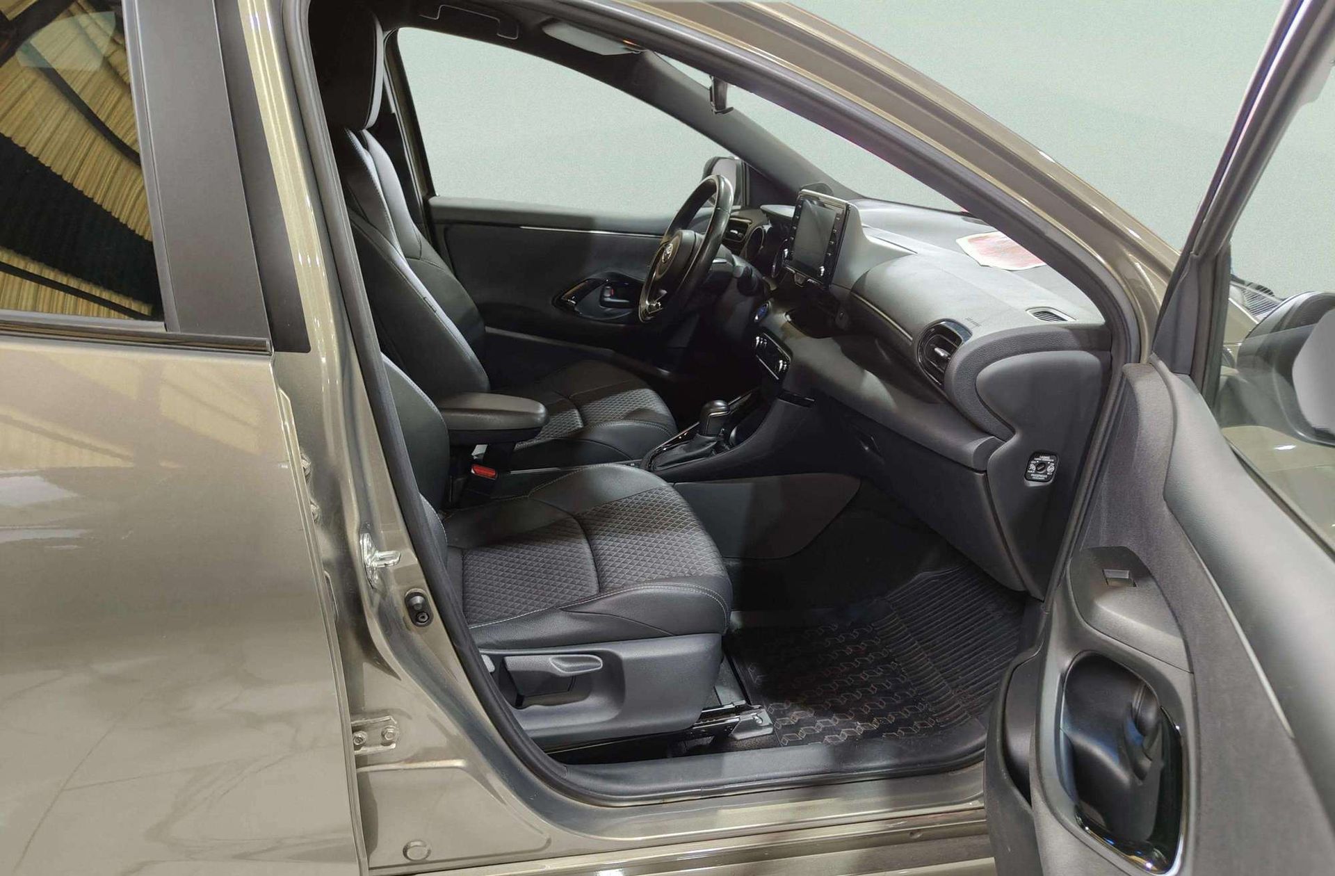 Toyota Yaris 120H Style - foto 14