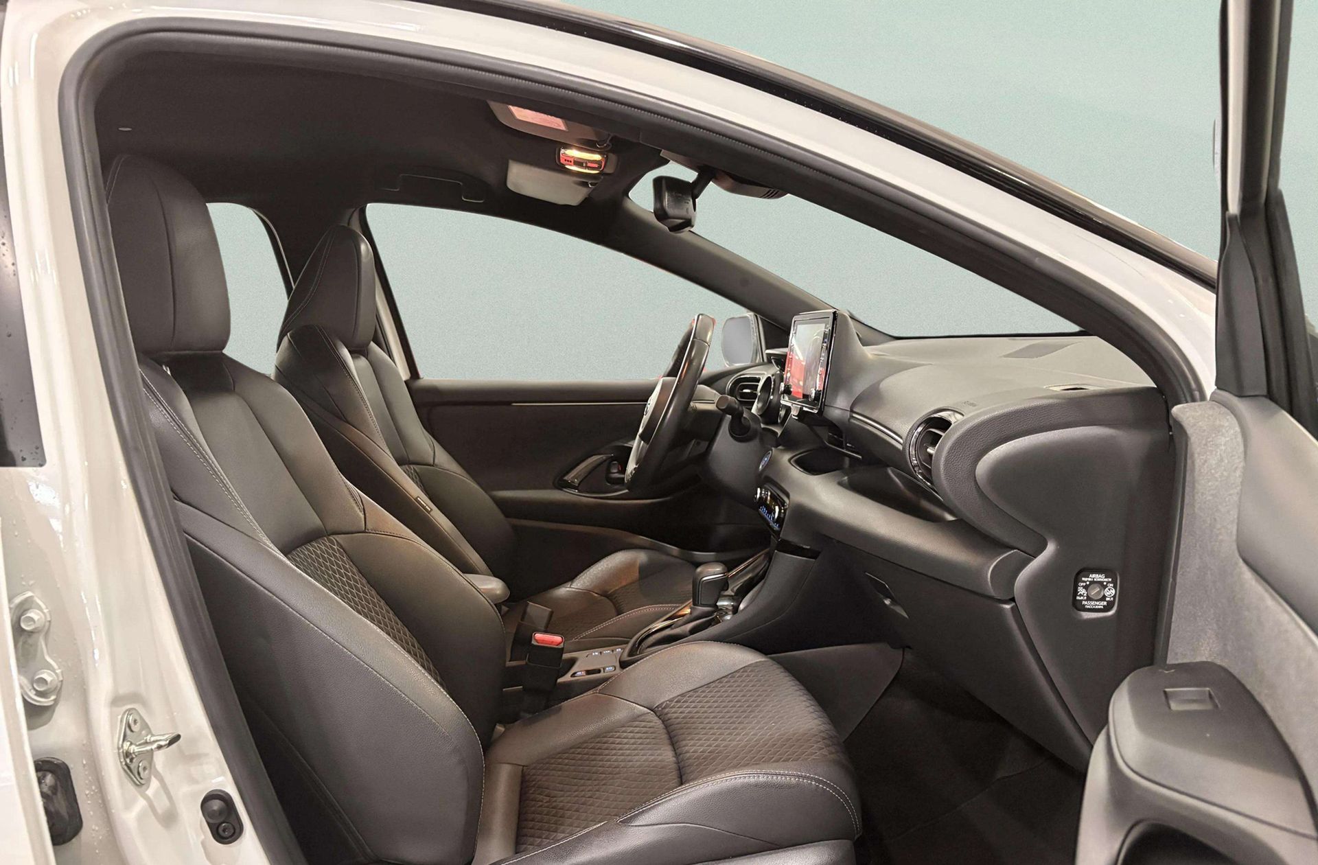 Toyota Yaris 120H Style - foto 18