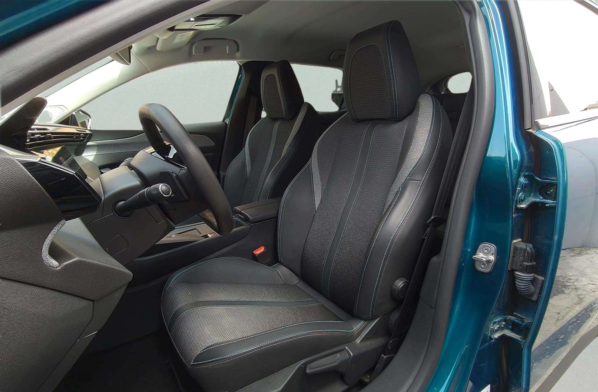 Peugeot 408 Allure Hybrid 145 eDCS6 - foto 11