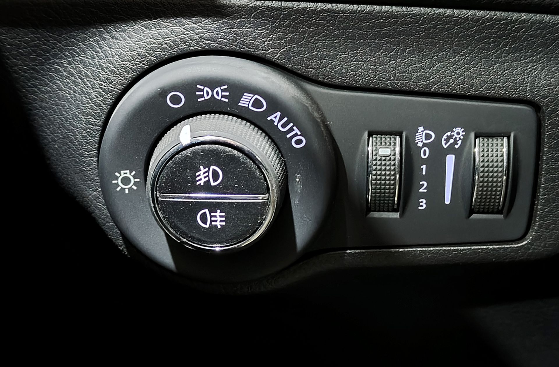 Jeep Compass 1.4 MultiAir Night Eagle 4x2 - foto 13