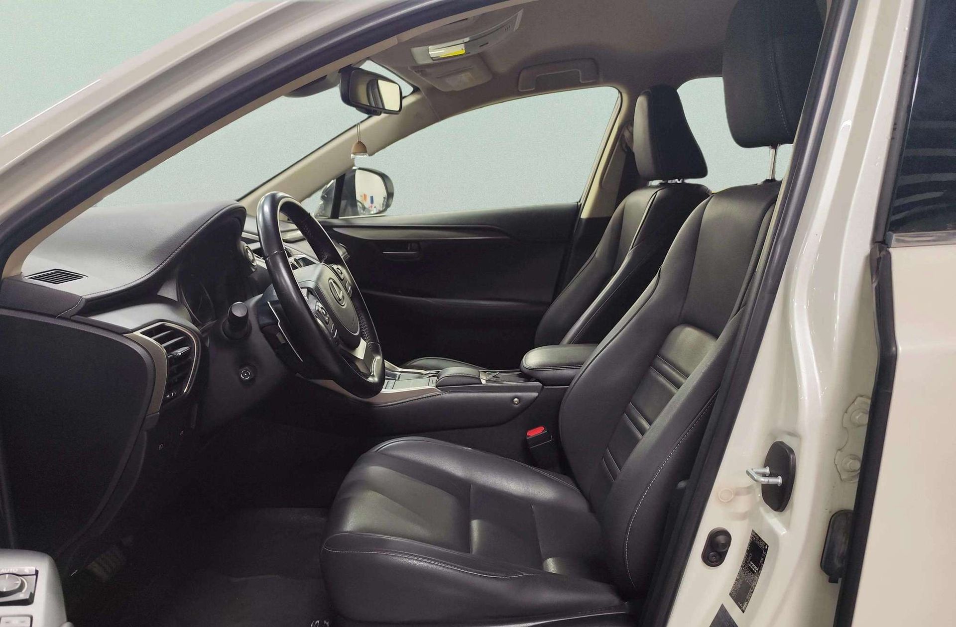 Lexus NX 300h Premium 2WD - foto 10