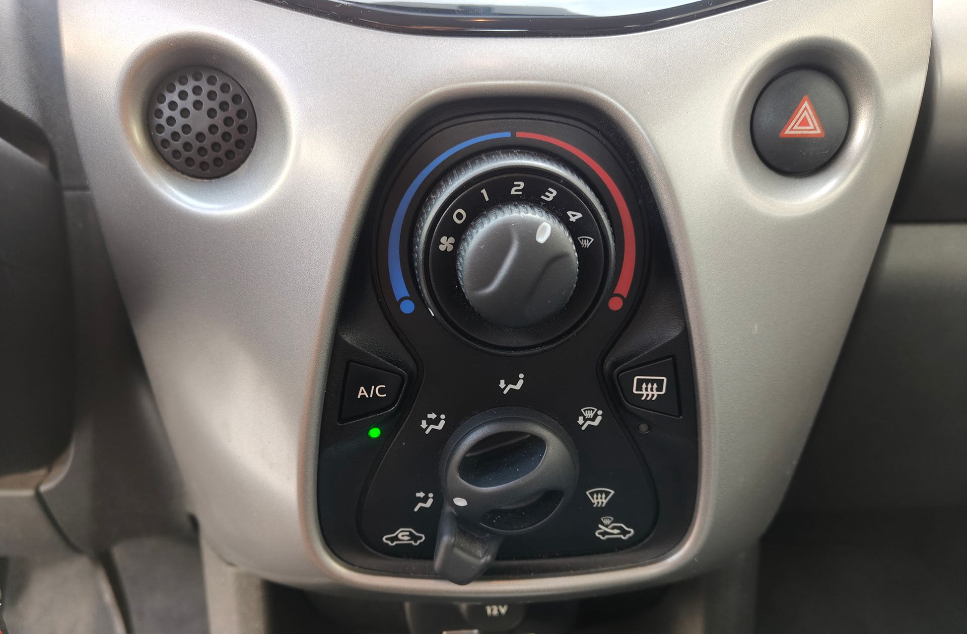 Toyota Aygo 1.0 70 x-play - foto 28