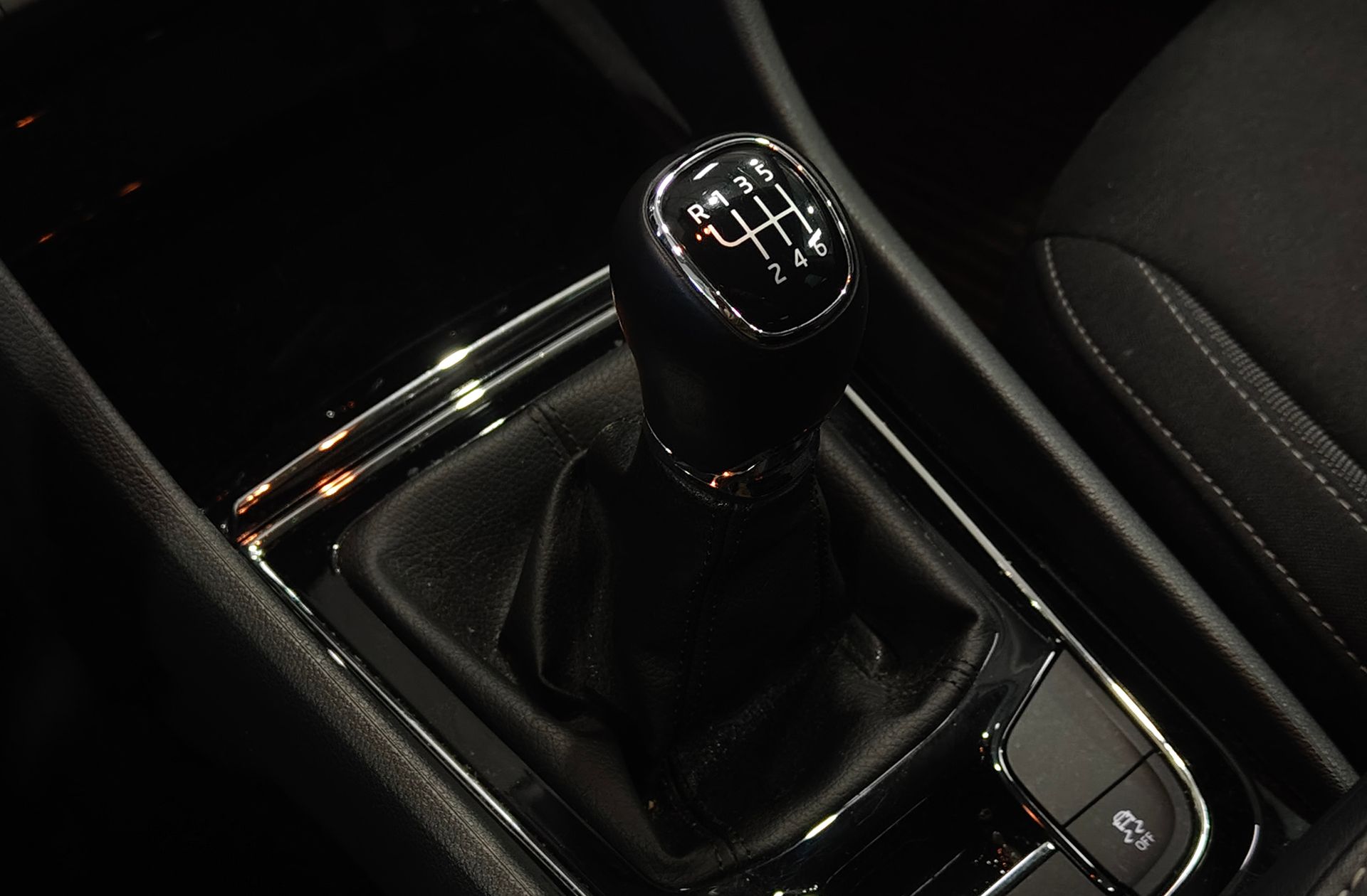 Škoda Karoq 1.0 TSI Selection - foto 5