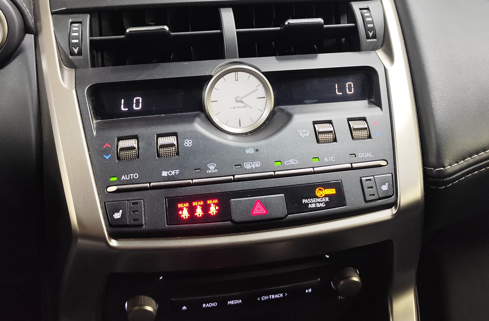 Lexus NX 300h Premium 2WD - foto 35