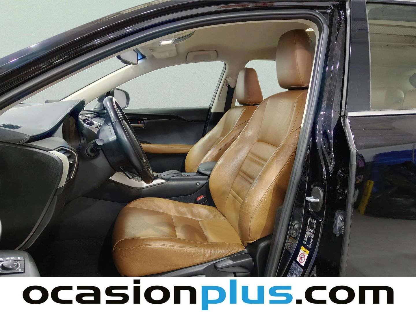 Foto asientos delanteros Lexus NX Lexus NX 300h Corporate 2WD + Navibox (197 CV)