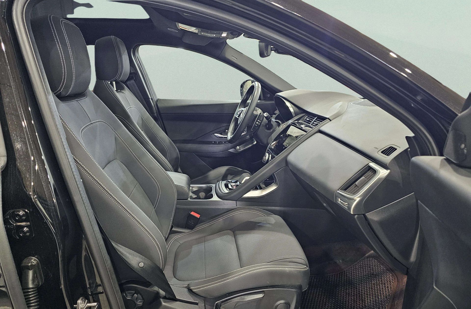 Jaguar E-Pace 2.0D MHEV R-Dynamic SE 4WD - foto 24