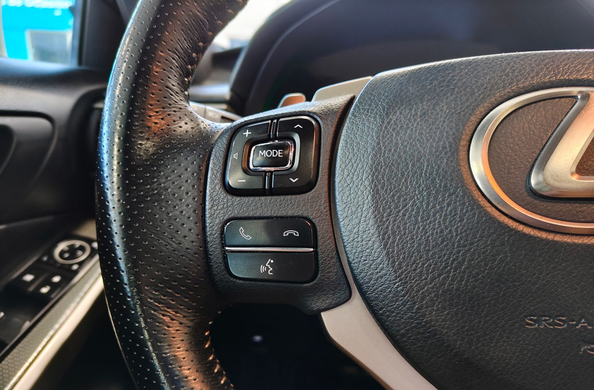 Lexus IS 300h F-Sport - foto 34