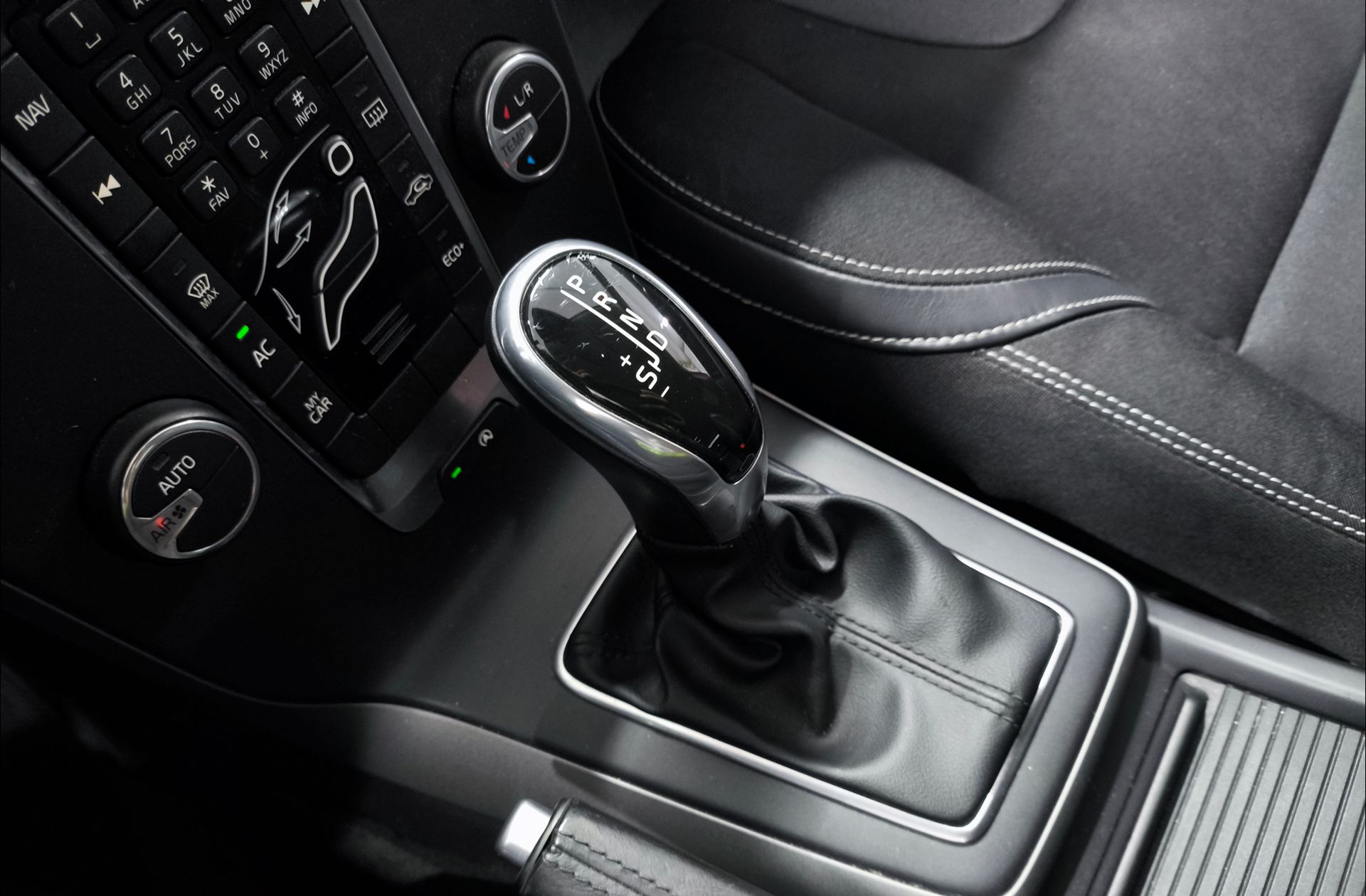 Volvo V40 2.0 D3 Momentum - foto 5