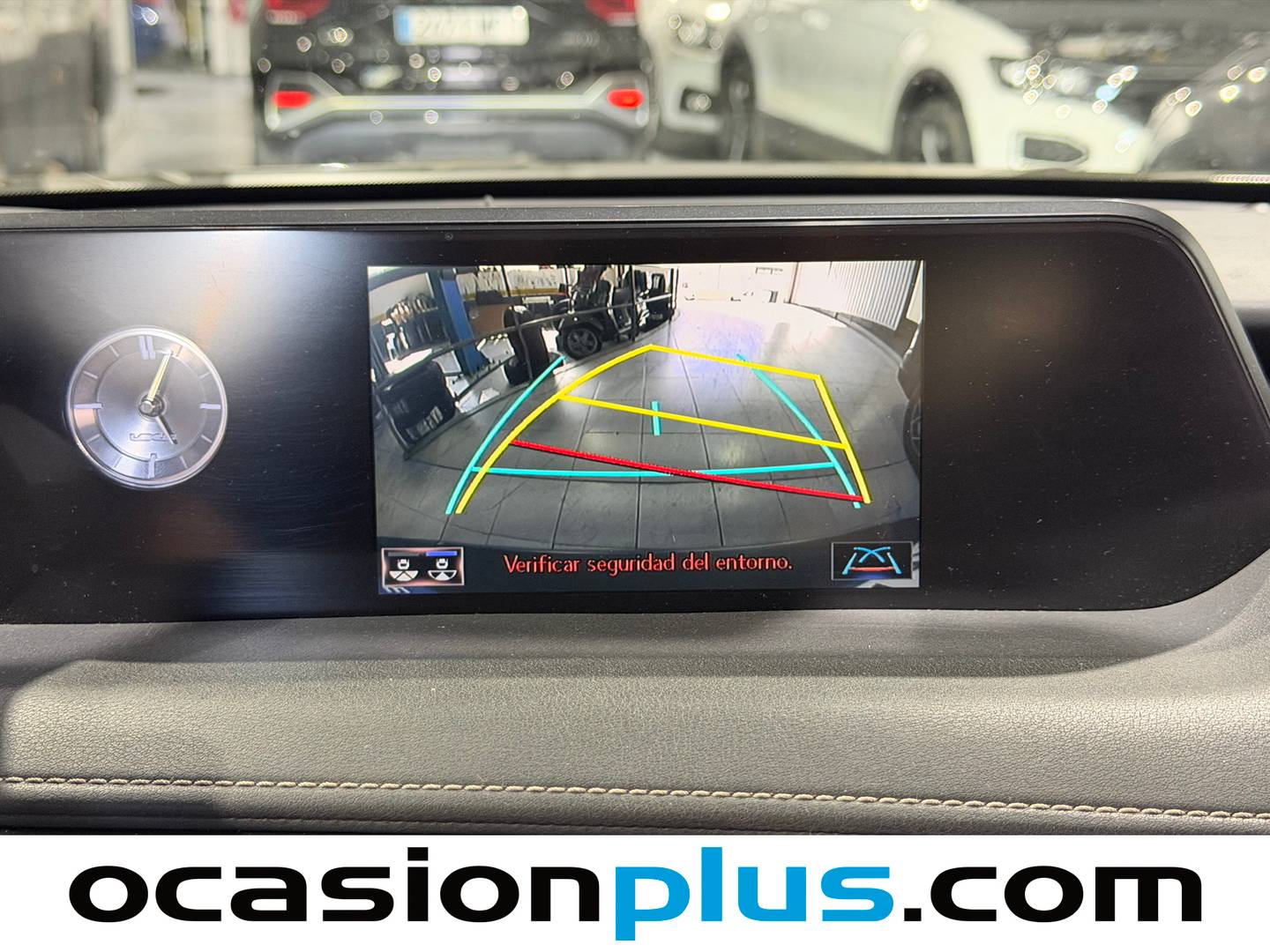 Equipamiento del Lexus UX Lexus UX 250h Business Navigation 2WD (184 CV)