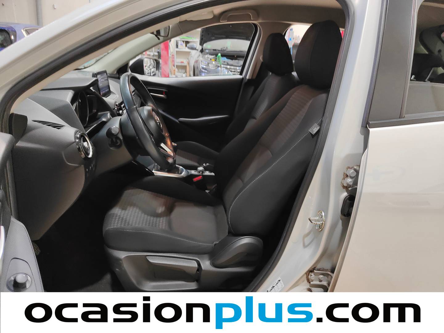 Foto asientos delanteros Mazda Mazda2 Mazda Mazda 2 1.5 GE Black Tech Edition (90 CV)