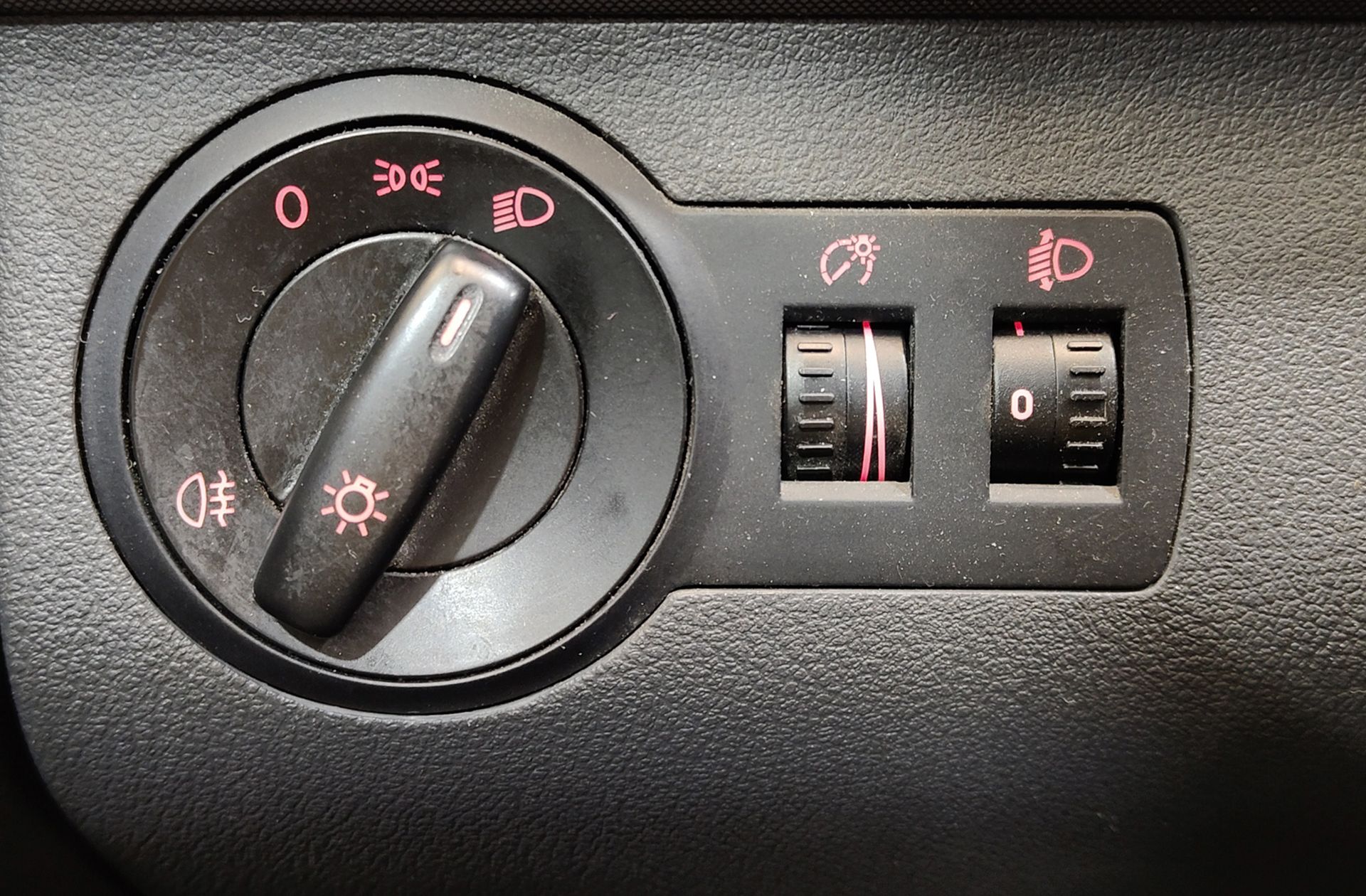 Volkswagen Touran Edition 1.9 TDI - foto 27