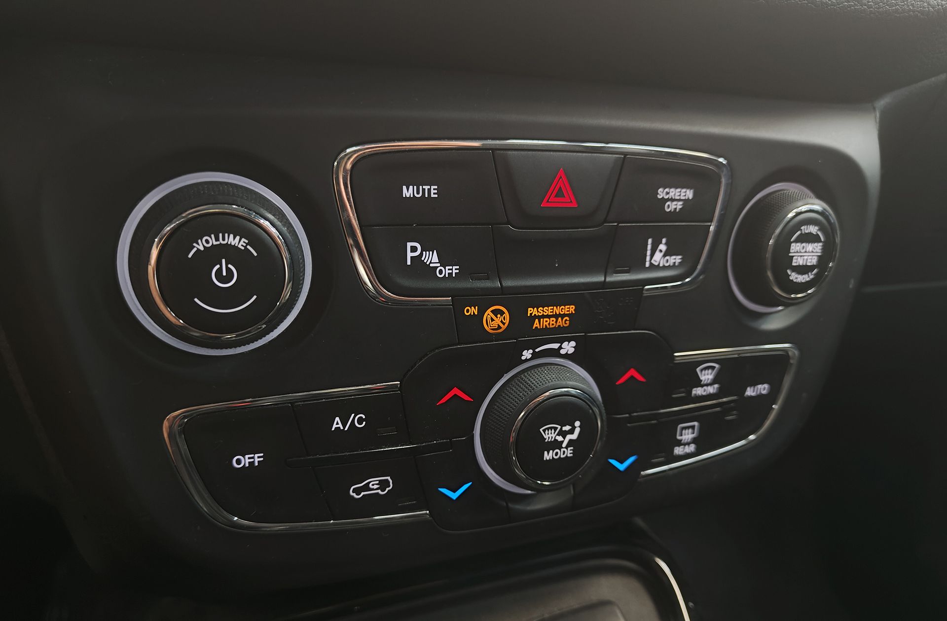 Jeep Compass 1.6 MultiJet Night Eagle 4x2 - foto 25