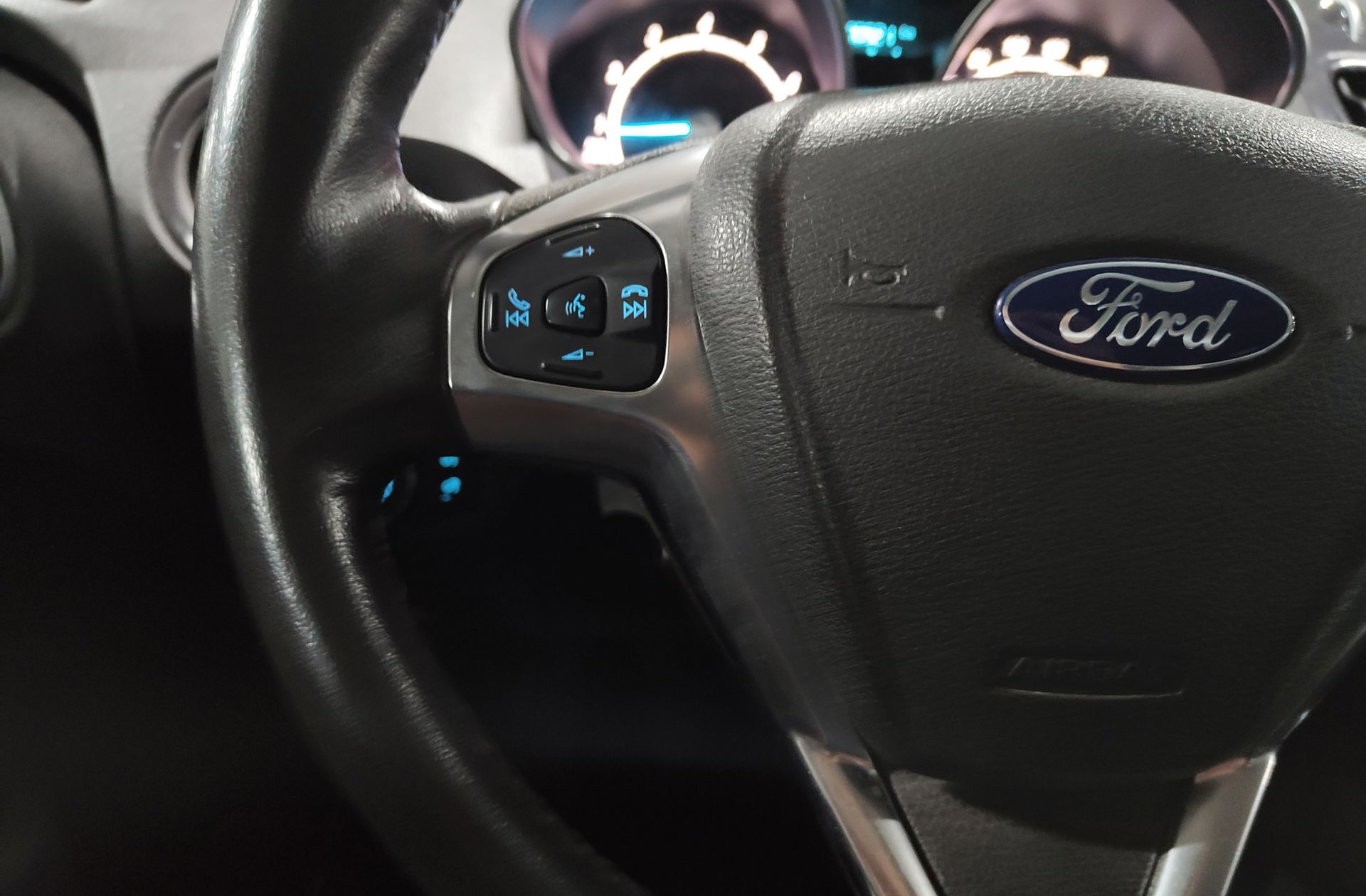 Ford Tourneo Courier 1.0 EcoBoost Titanium - foto 25