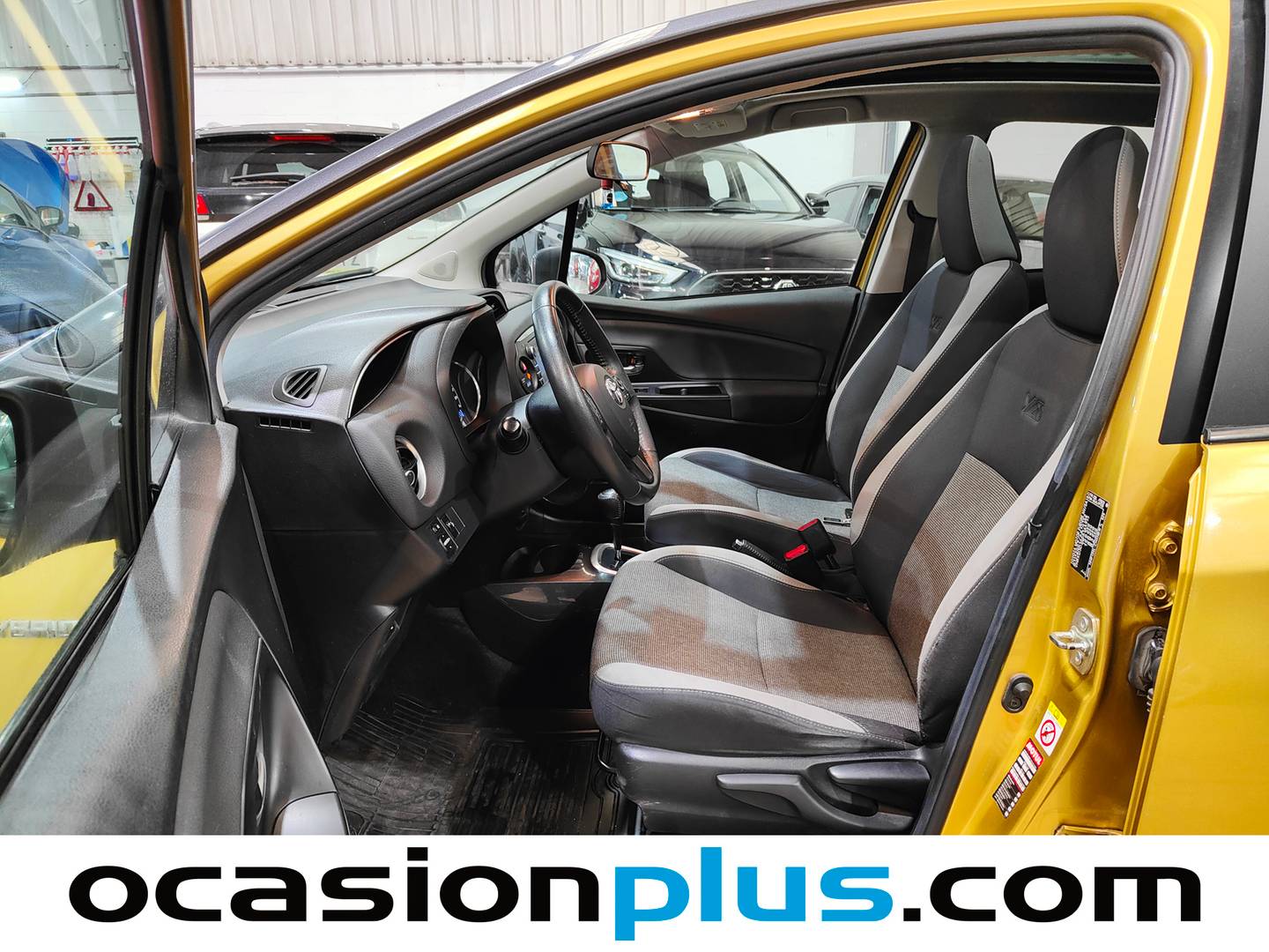 Foto asientos delanteros Toyota Yaris Toyota Yaris 1.5 100H Feel 20 Aniversario (100 CV)