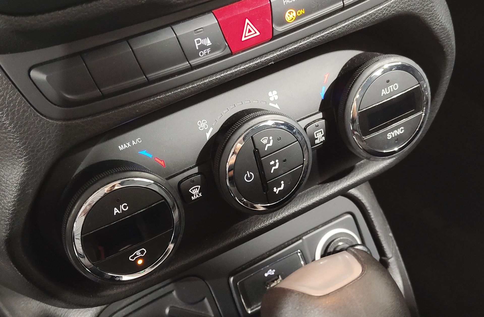 Jeep Renegade 1.6 MultiJet Longitude 4x2 Ddct E6 - foto 30