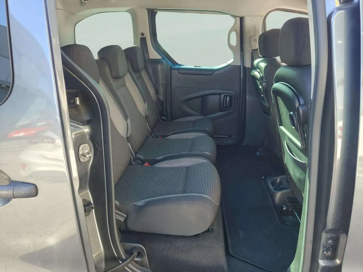 Foto Peugeot Partner Peugeot Partner Tepee Combi 1.2 PureTech Adventure Edition (110 CV)