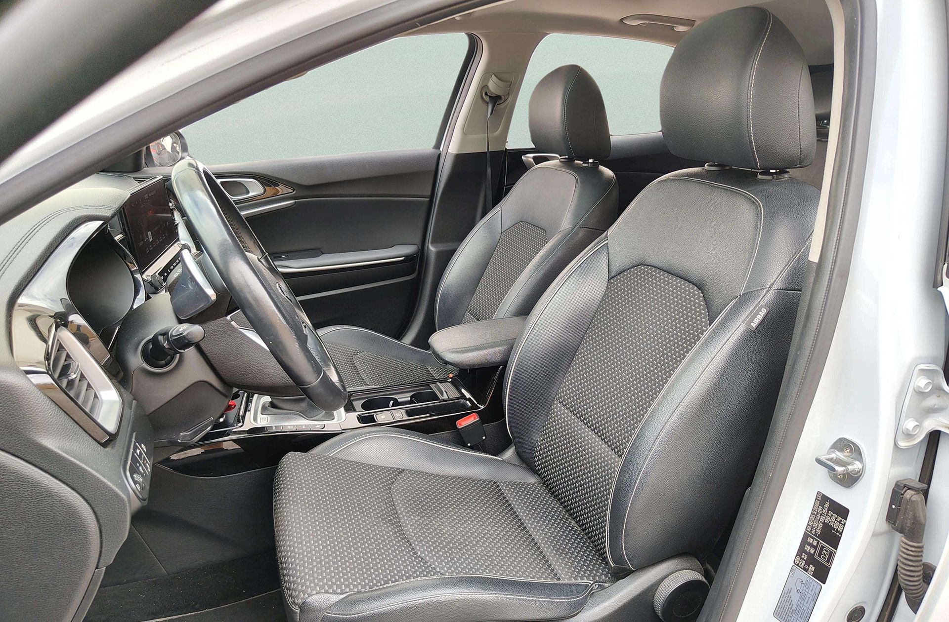 Kia XCeed 1.6 MHEV Emotion DCT - foto 12