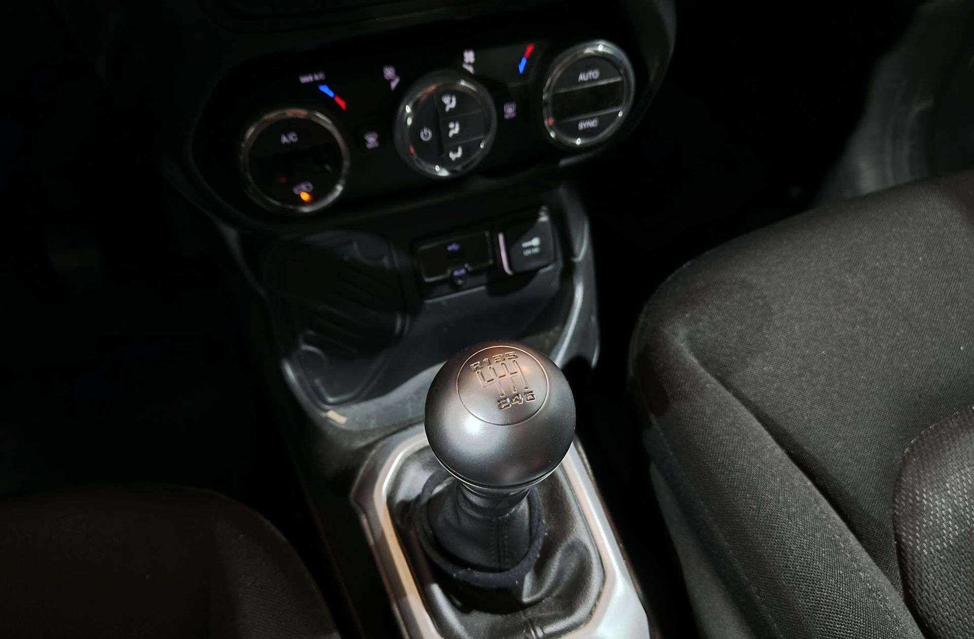 Jeep Renegade 1.4 MultiAir Longitude 4x2 - foto 5