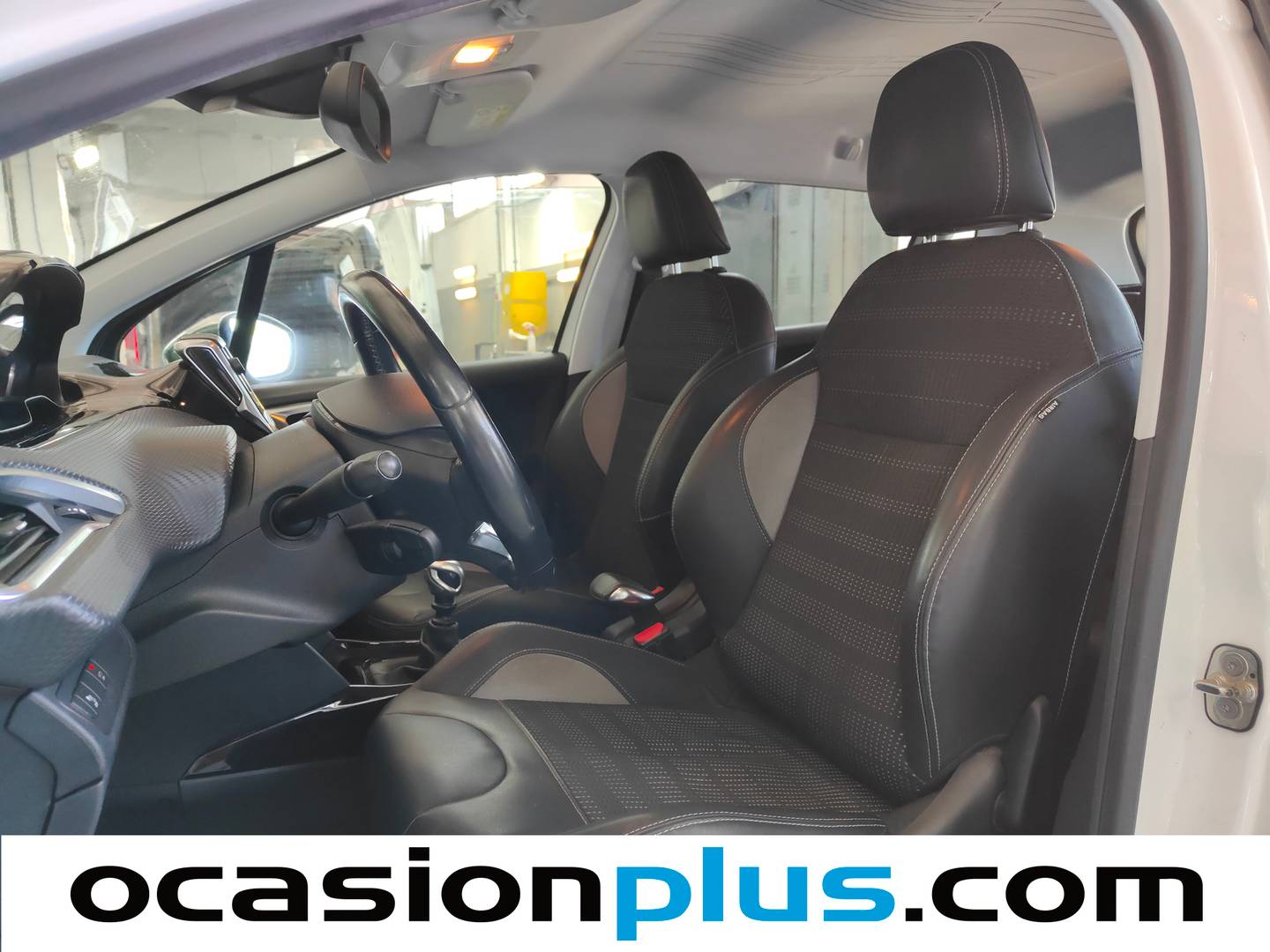 Foto asientos delanteros Peugeot 2008 Peugeot 2008 BlueHDI 120 Allure  (120 CV)