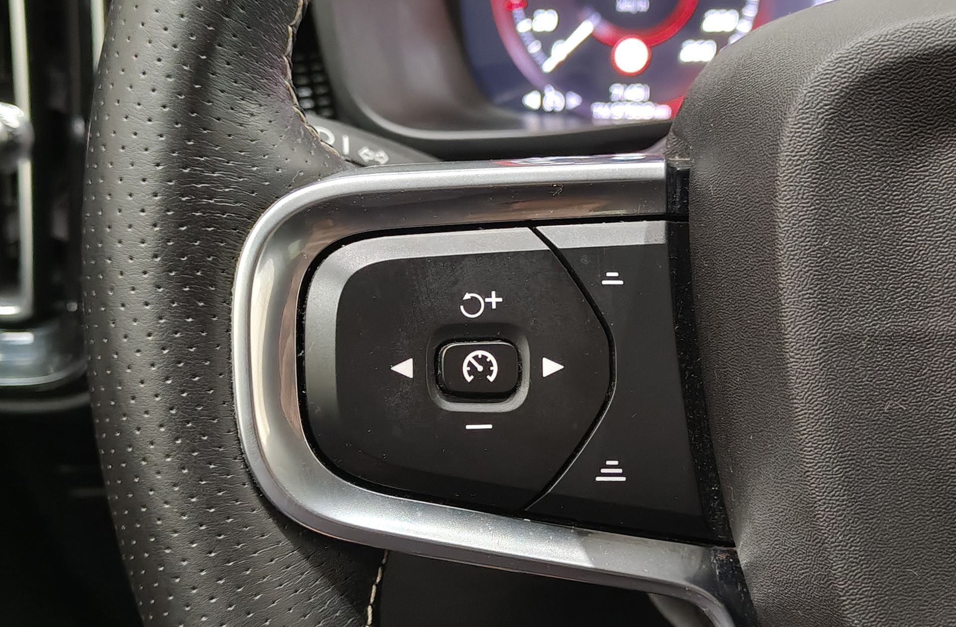 Volvo XC40 D3 R-Design - foto 29