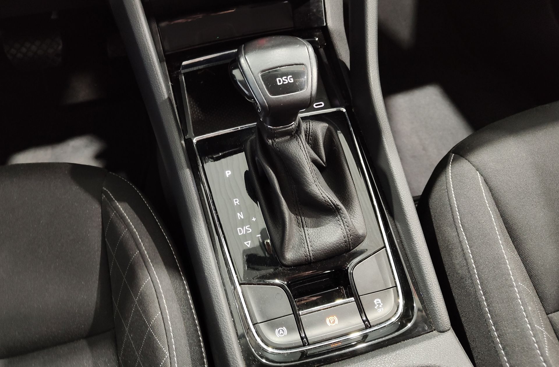 Škoda Karoq 1.5 TSI ACT Ambition DSG - foto 5