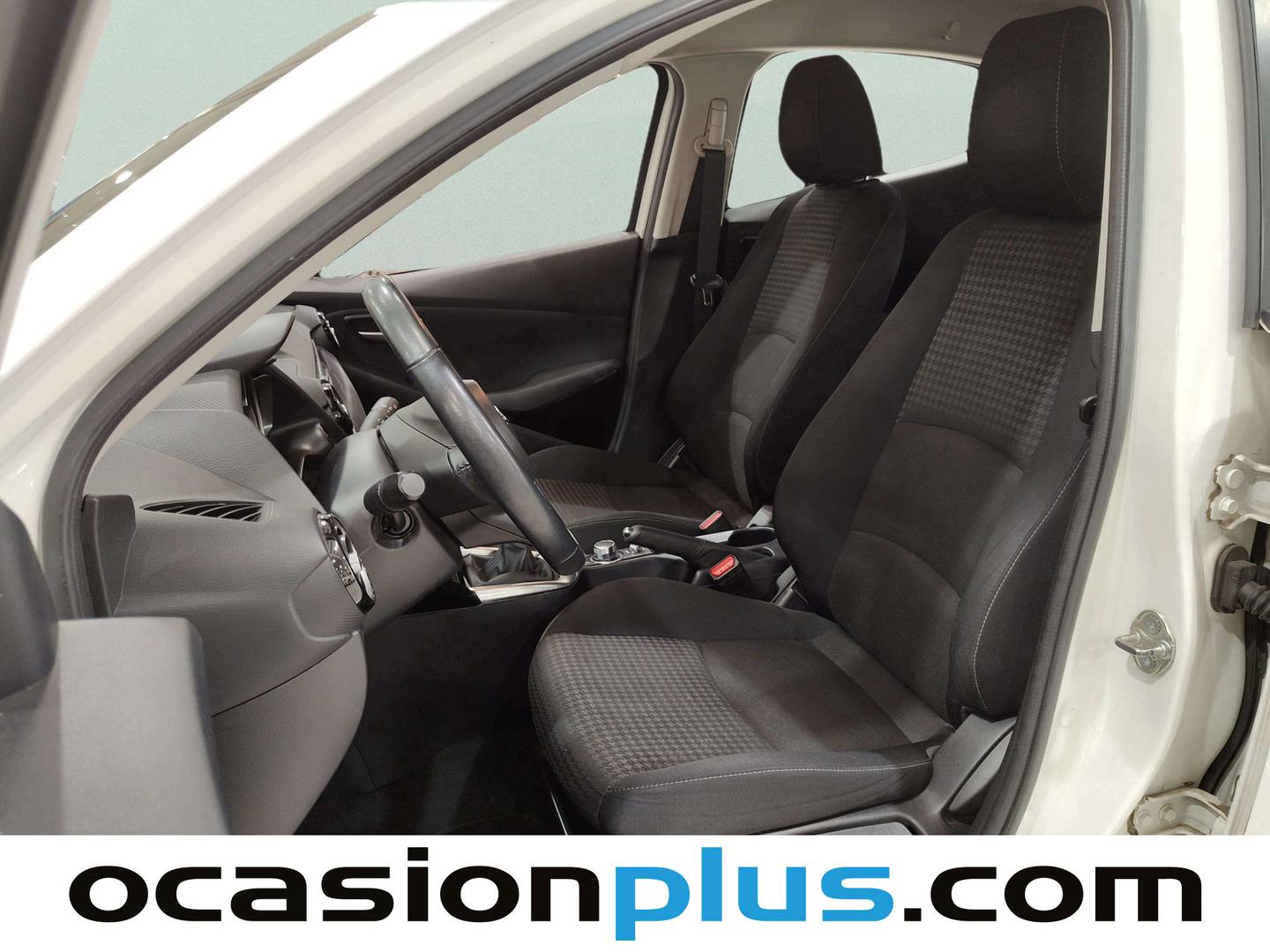 Foto asientos delanteros Mazda Mazda2 Mazda Mazda 2 1.5 GE Black Tech Edition (90 CV)