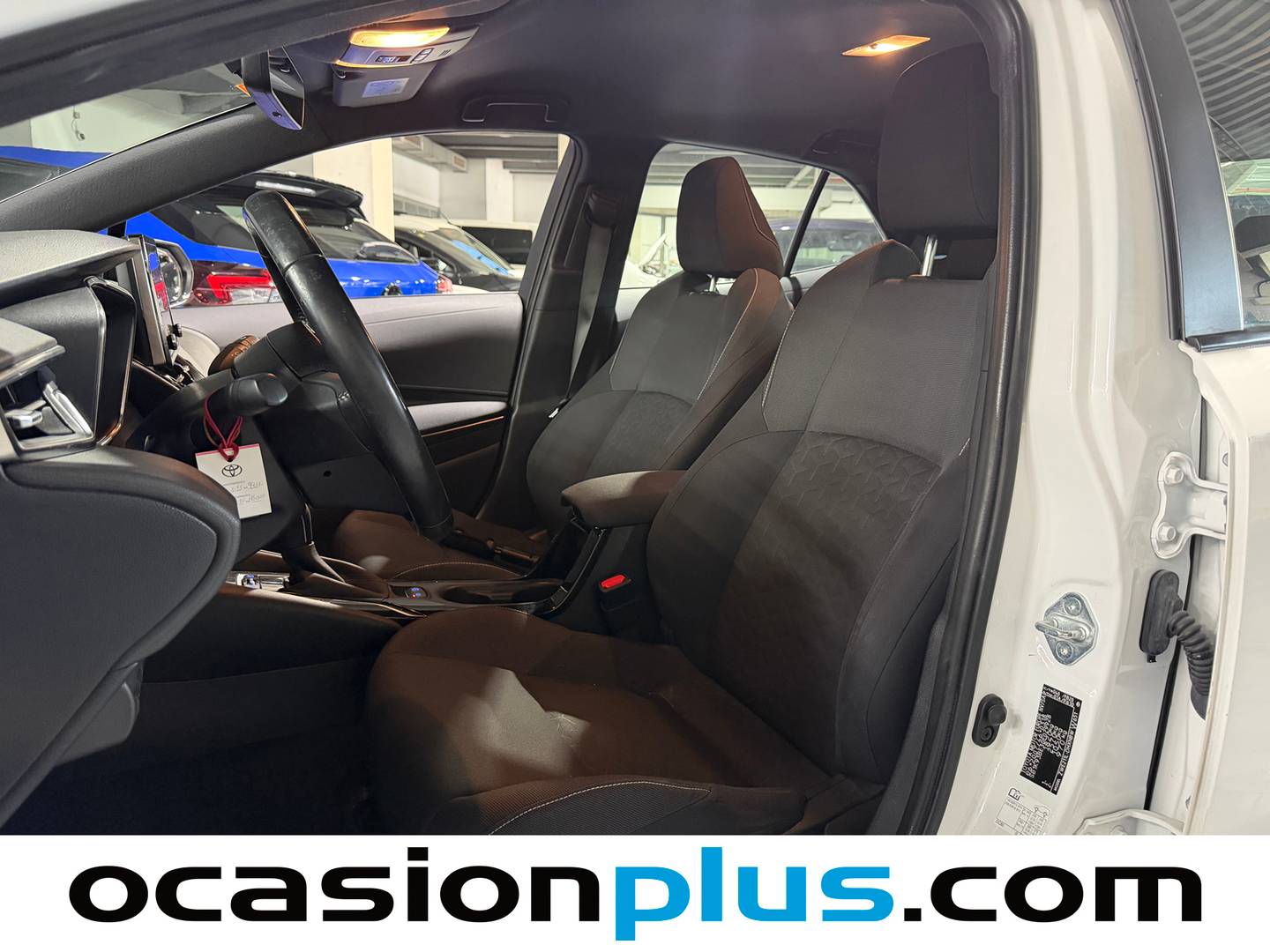 Foto asientos delanteros Toyota Corolla Toyota Corolla 1.8 125 Híbrido Active Tech E-CVT (122 CV)