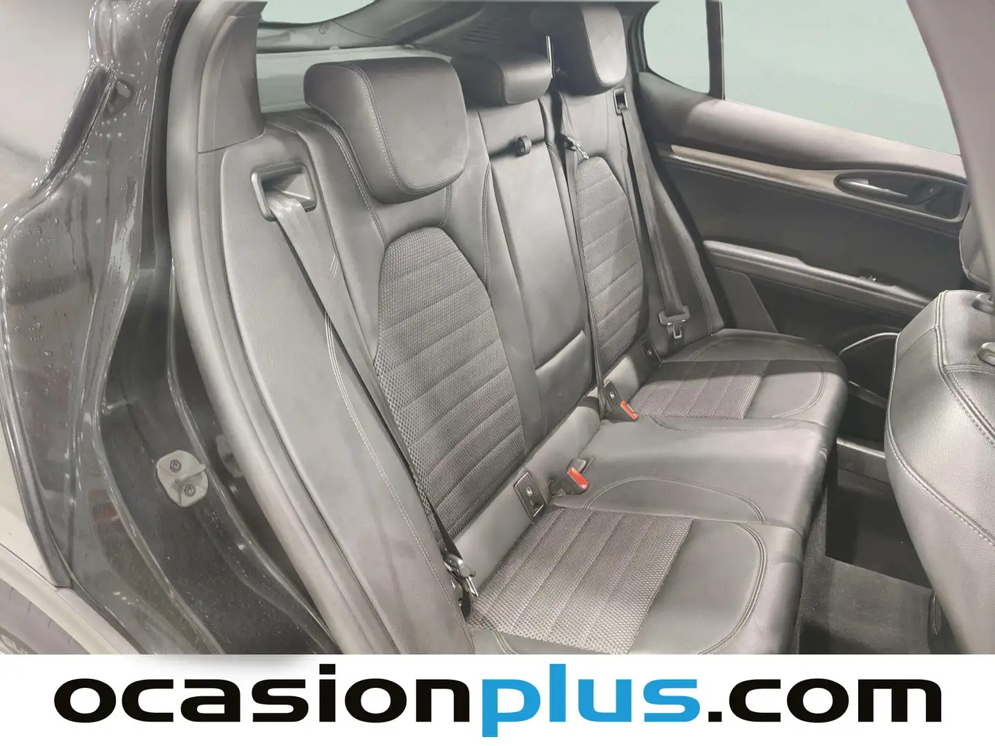 Foto Alfa Romeo Stelvio Alfa Romeo Stelvio 2.0 Gasolina Sprint Q4 Auto (200 CV)