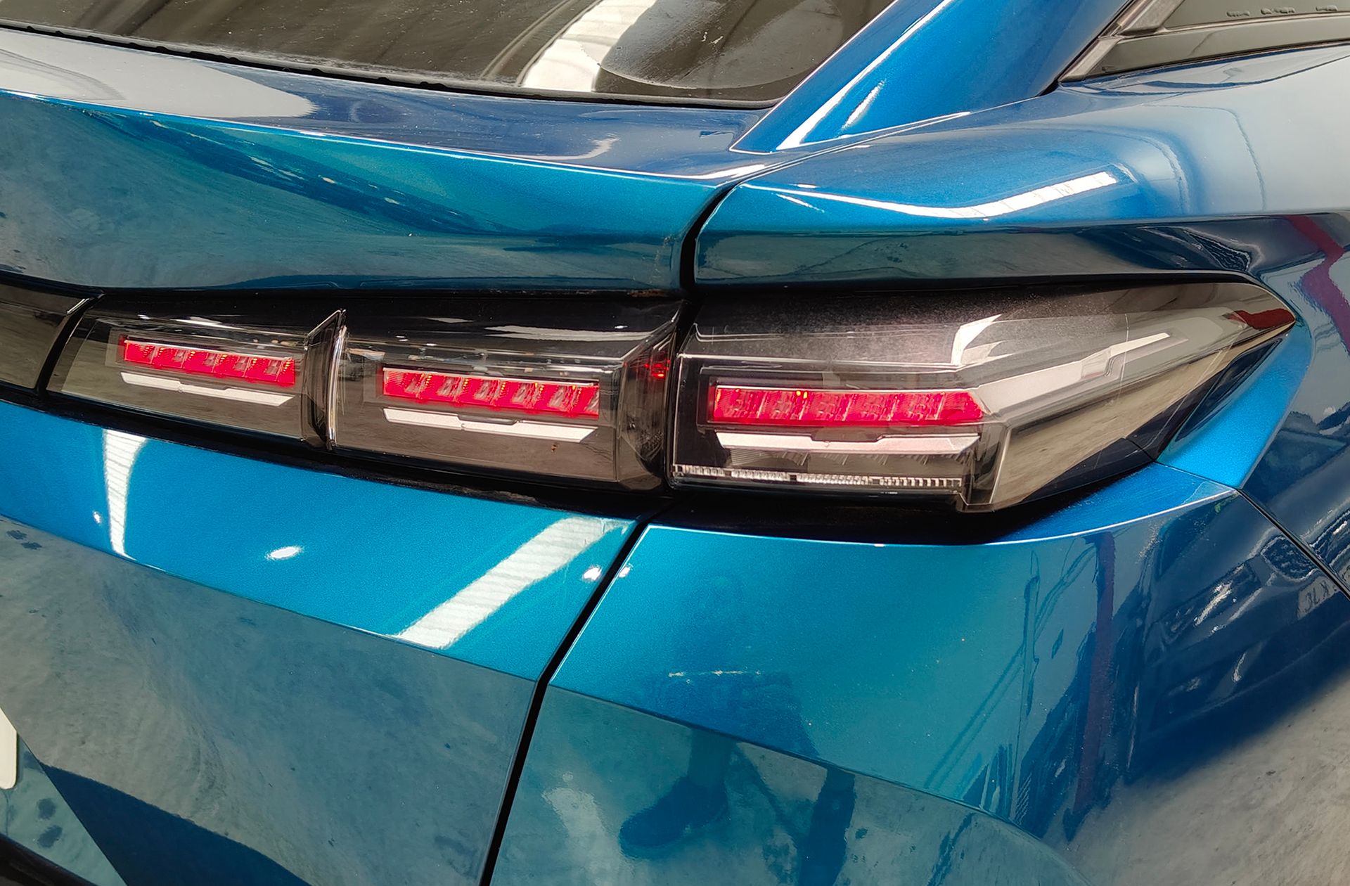Peugeot 408 Allure Hybrid 145 eDCS6 - foto 18