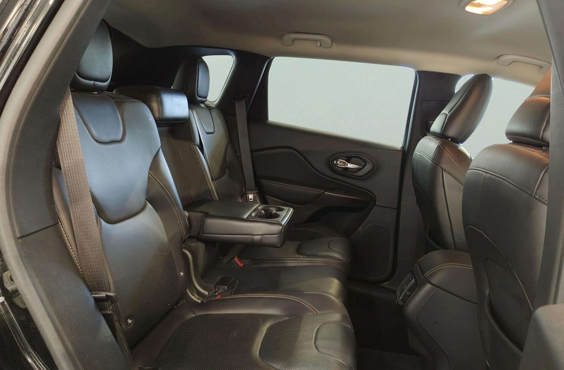 Jeep Cherokee 2.2D Night Eagle 4x4 ADI Aut. - foto 17