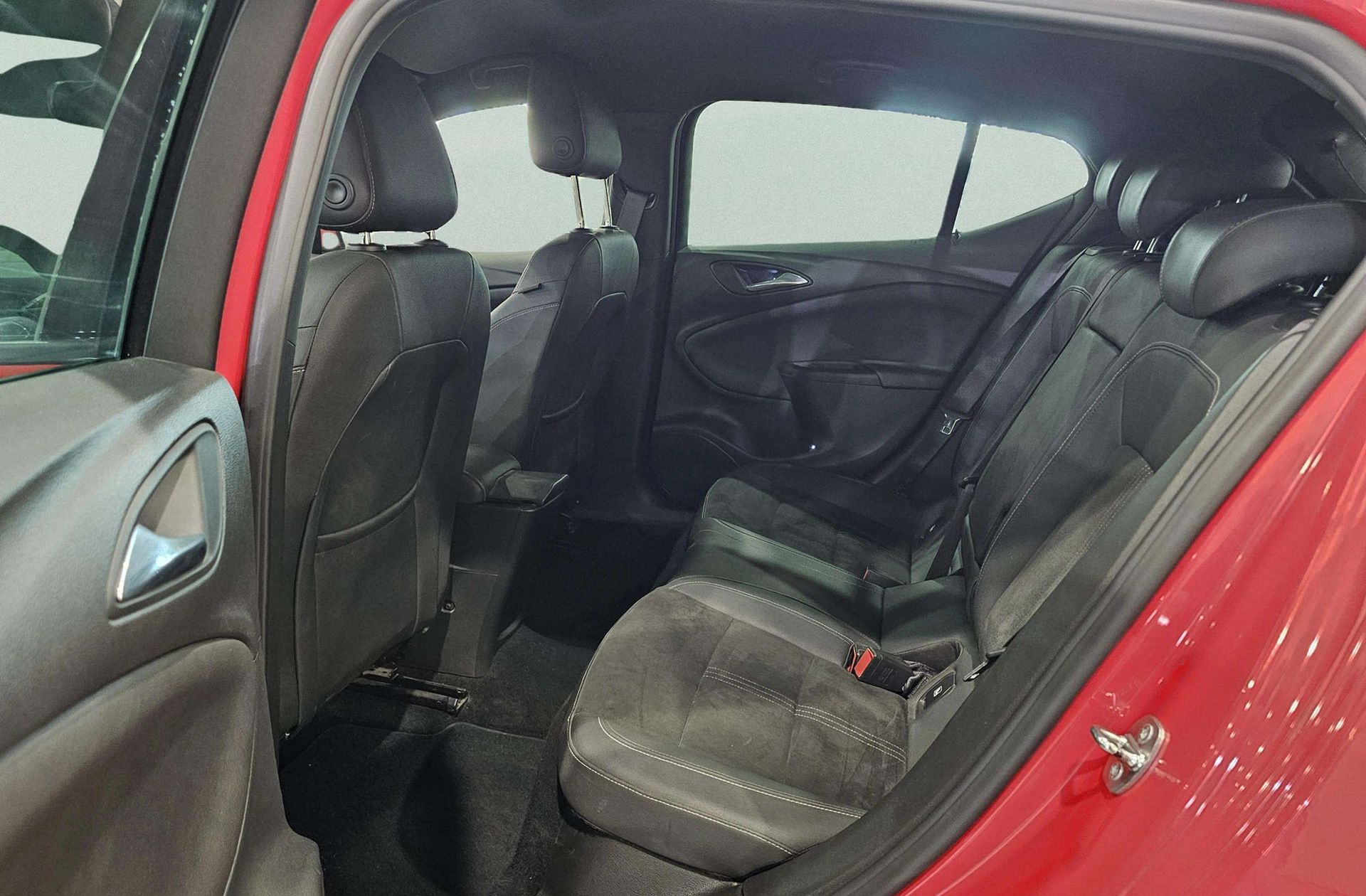 Opel Astra 1.6 Turbo GSi Line - foto 12