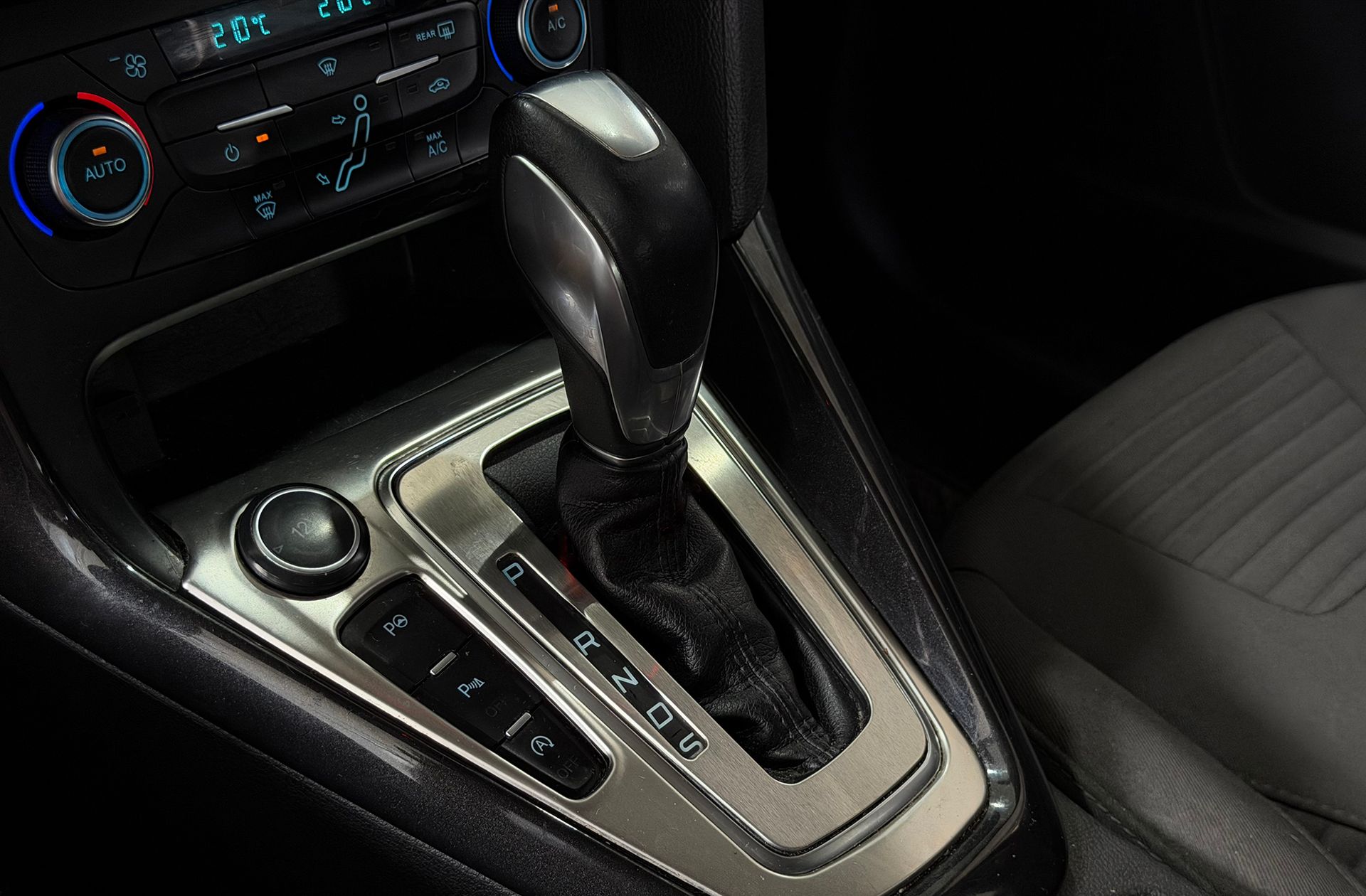 Ford Focus 1.0 EcoBoost Titanium Powershift - foto 5
