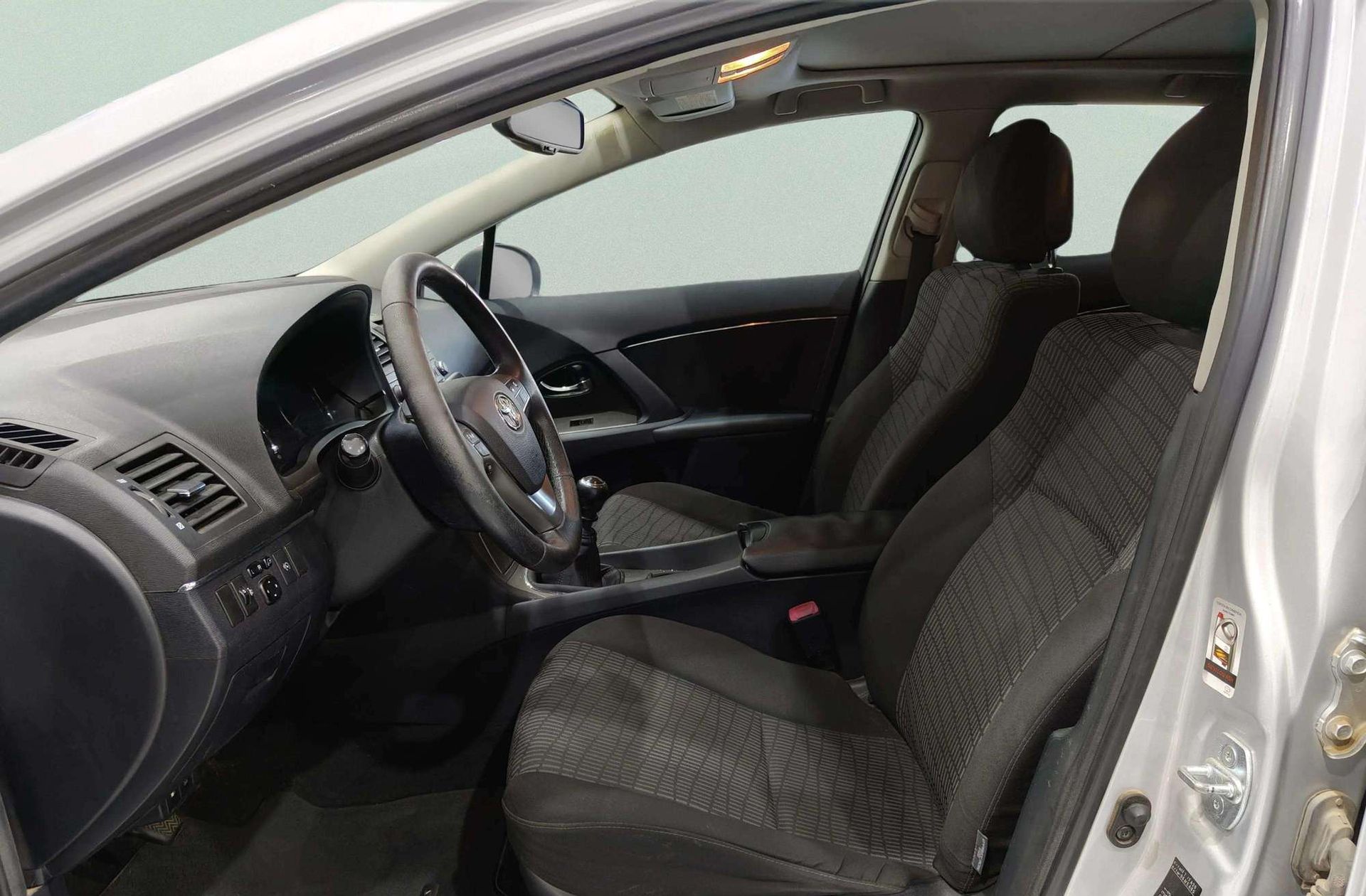 Toyota Avensis 2.0 D-4D Cross Sport Advance - foto 10