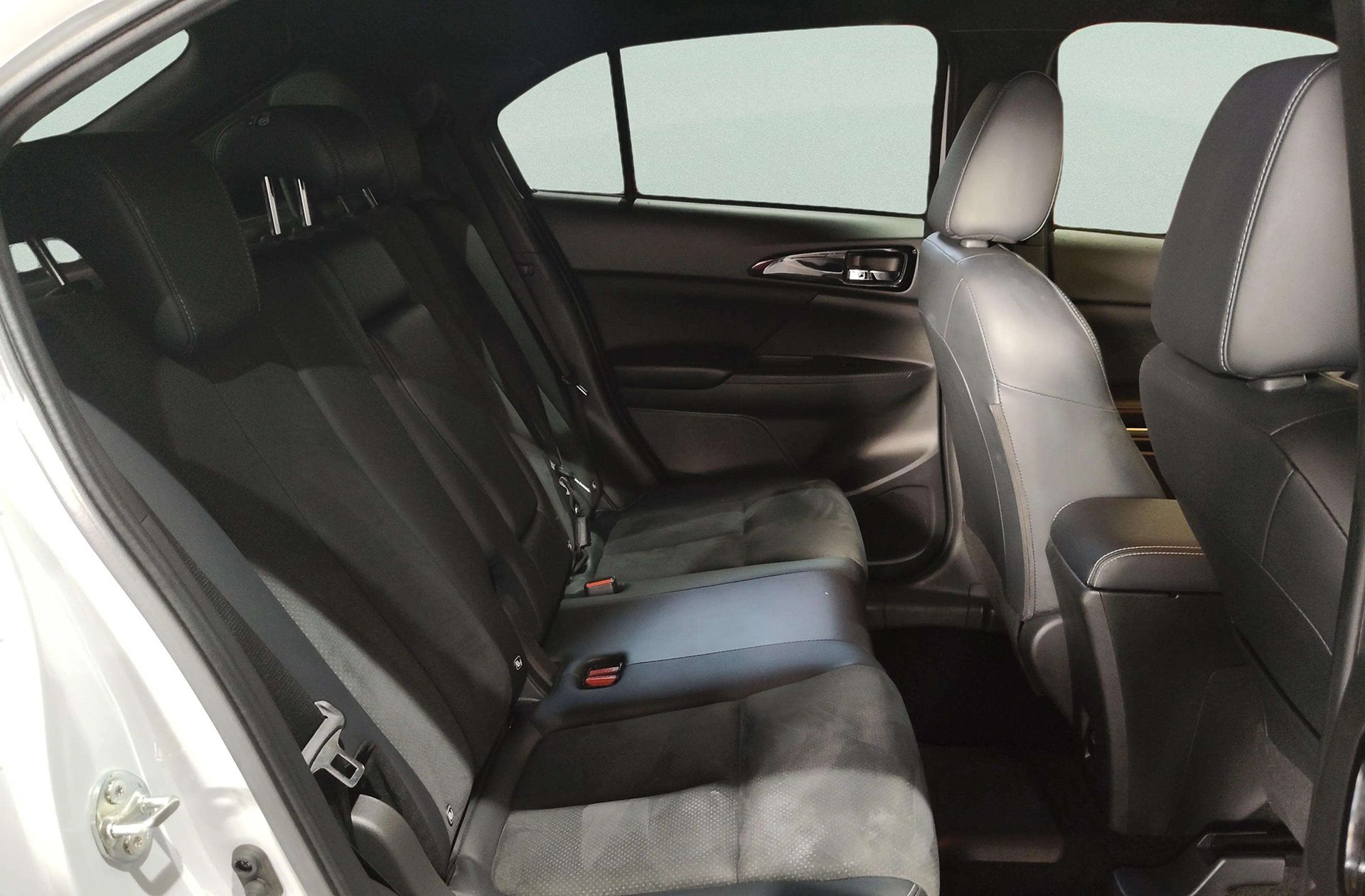 Mitsubishi Eclipse Cross 2.4 PHEV Kaiteki 4WD - foto 23