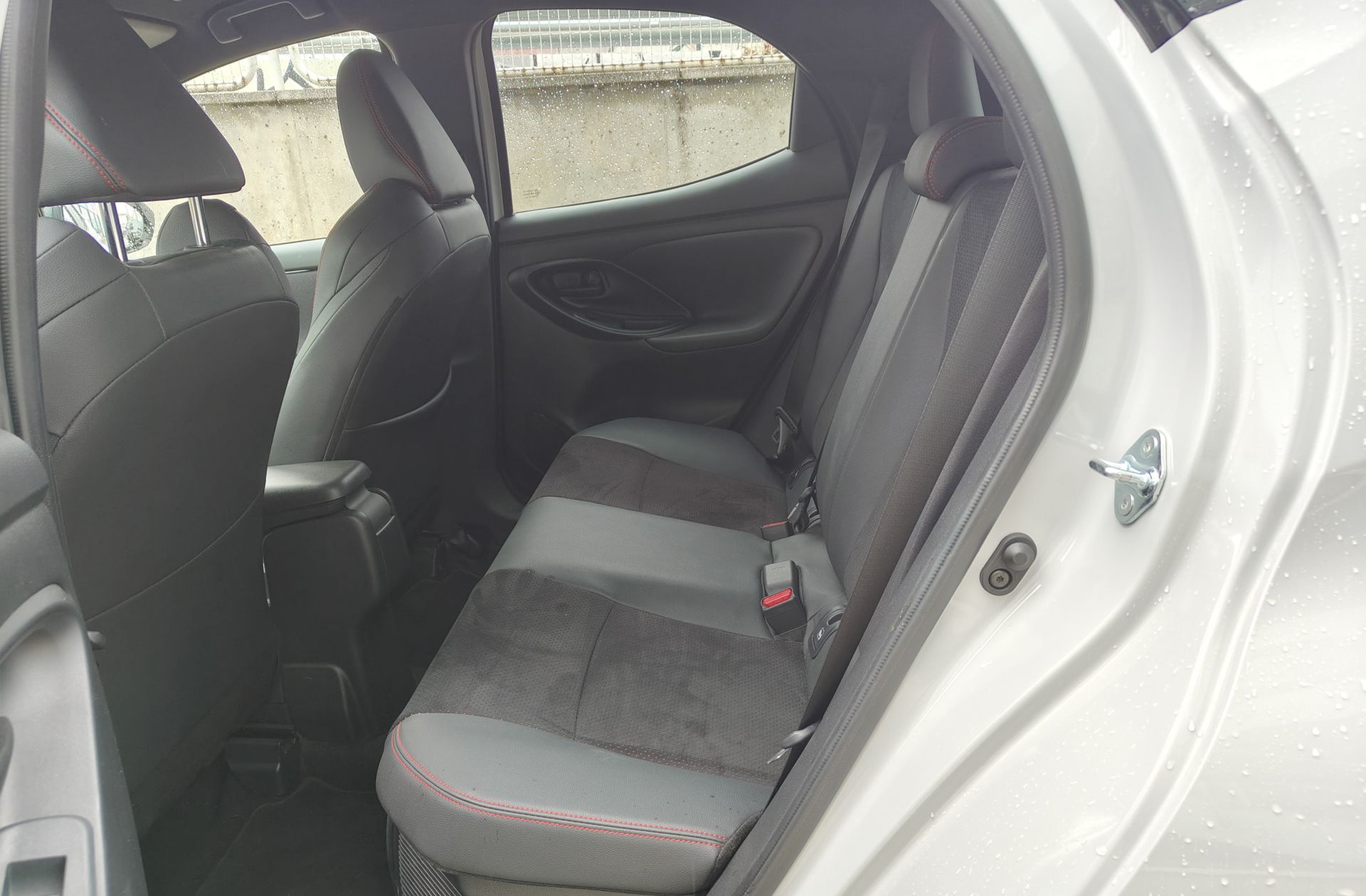 Toyota Yaris 130H GR Sport Plus - foto 11