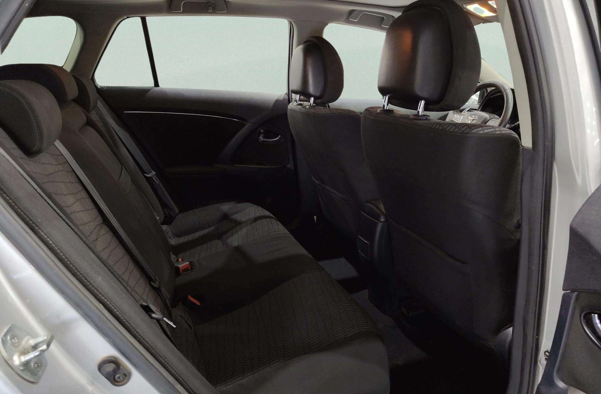 Toyota Avensis 2.0 D-4D Cross Sport Advance - foto 17