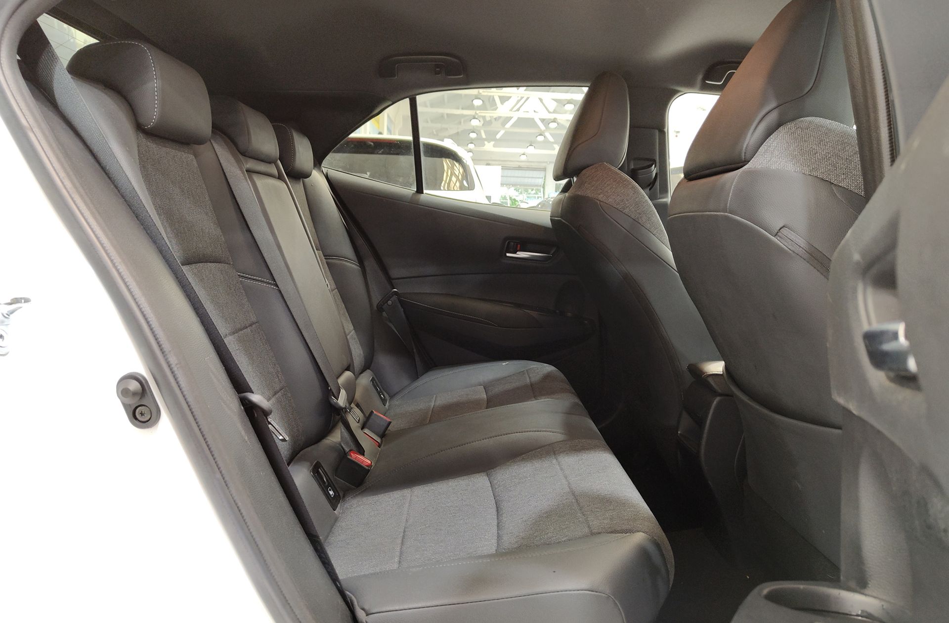 Toyota Corolla 2.0 180H Style E-CVT - foto 16