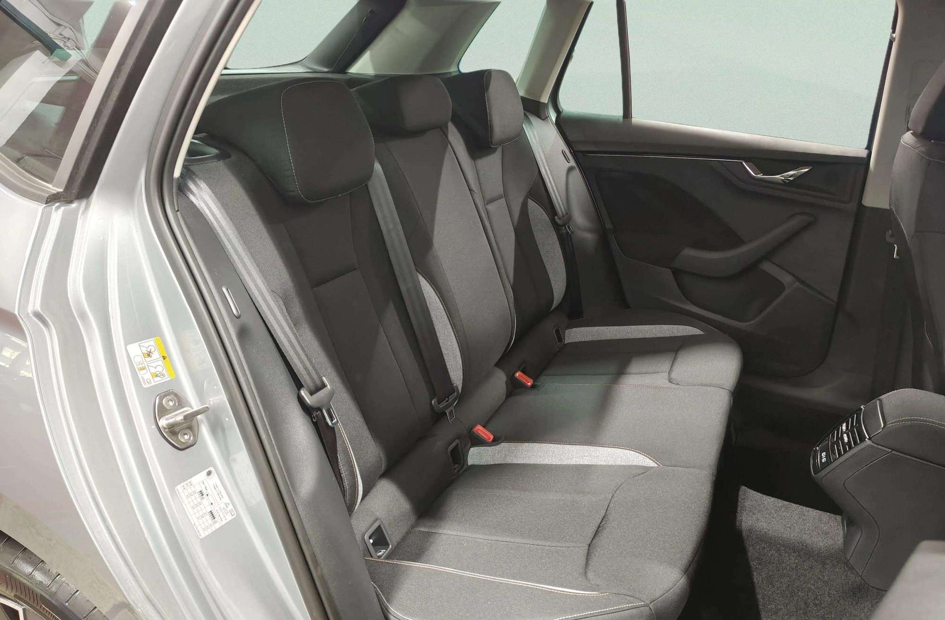 Škoda Kamiq 1.0 TSI Selection DSG - foto 19
